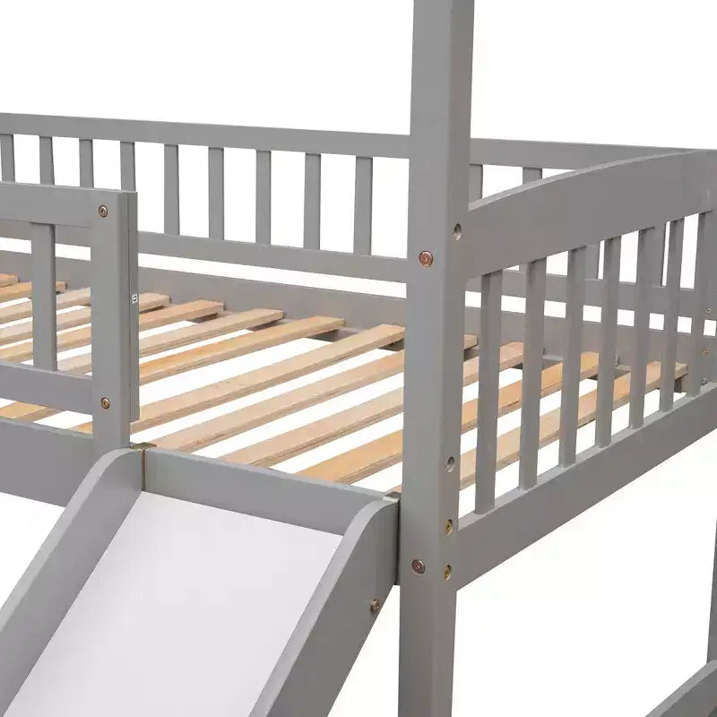 Letto a soppalco singolo con scivolo, scaletta e struttura per casetta dei giochi