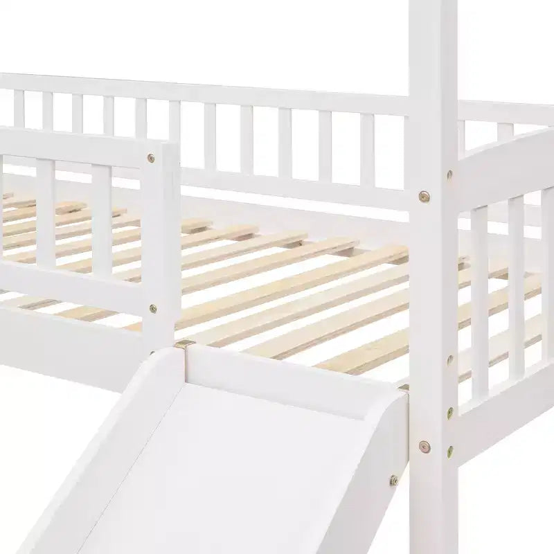 Letto a soppalco singolo con scivolo, scaletta e struttura per casetta dei giochi