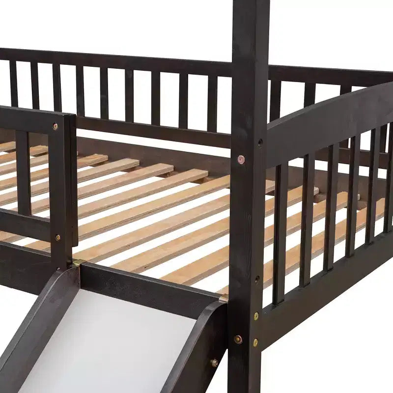 Letto a soppalco singolo con scivolo, scaletta e struttura per casetta dei giochi