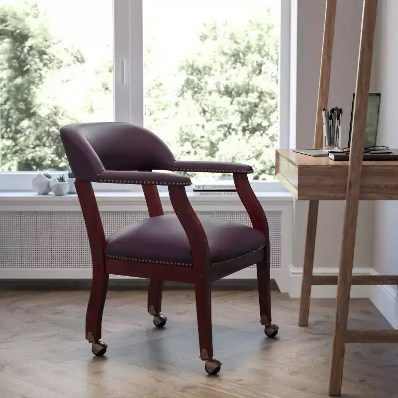 Presidente da Conferenza con Rivestimento in Vinile, Borchie in Ottone e Ruote – Struttura in Legno Massello