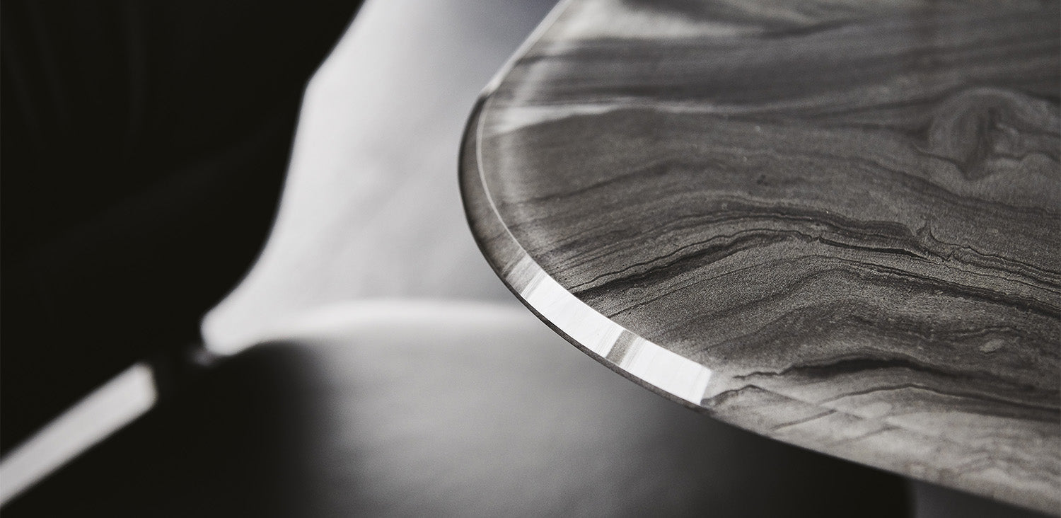 Tavolo da pranzo Atlantis Crystalart - Piedini in cromo nero (06) - Fabbricato in Italia - Il piano in vetro extrachiaro bisellato di 12mm di spessore presenta una lavorazione artistica