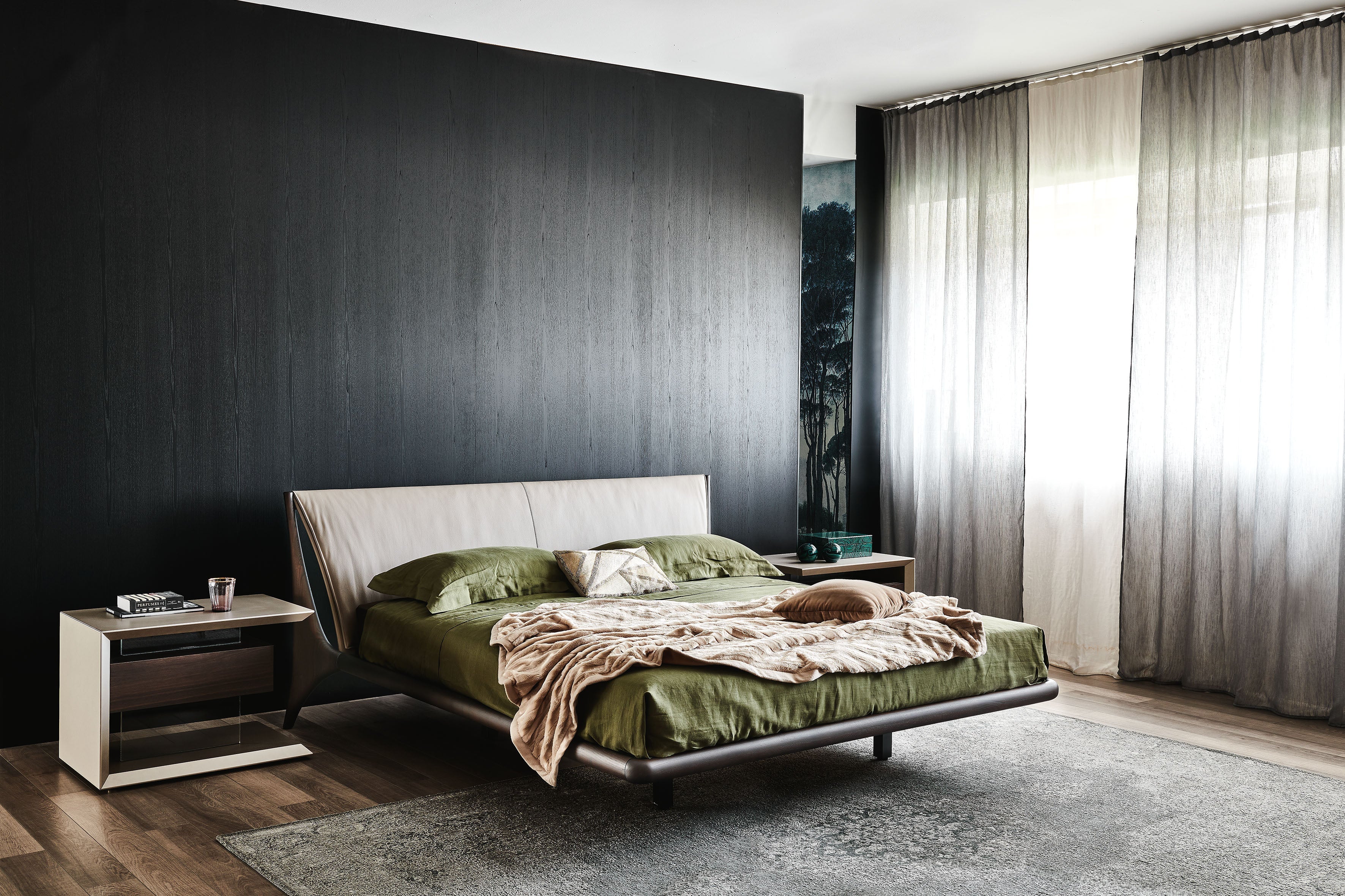 Nelson Bed - La struttura in legno massello dona un calore naturale, mentre la testiera dalle dimensioni generose offre comfort e stile