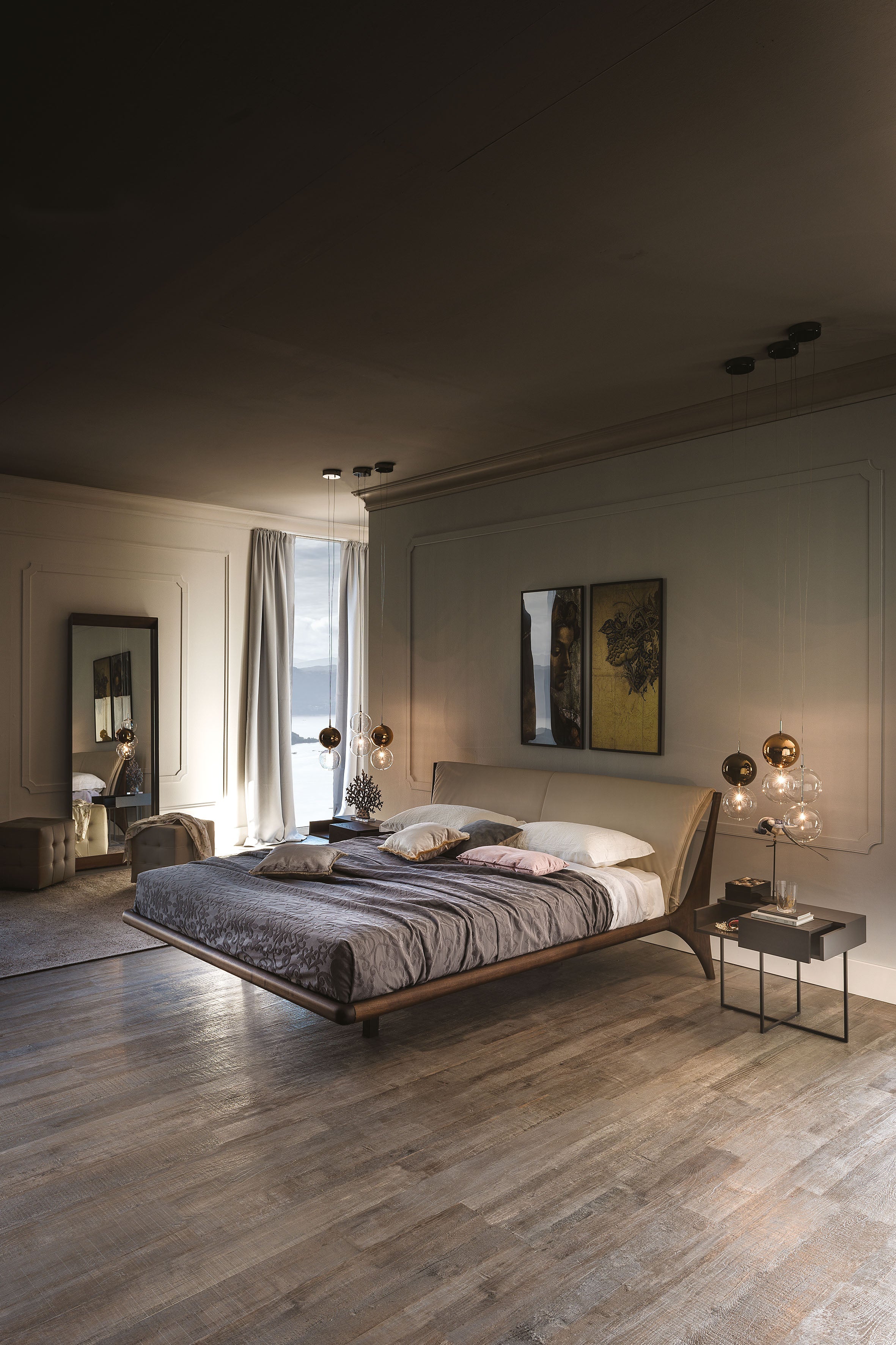 Nelson Bed - La struttura in legno massello dona un calore naturale, mentre la testiera dalle dimensioni generose offre comfort e stile