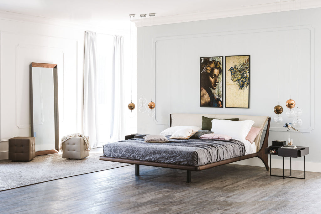 Nelson Bed - La struttura in legno massello dona un calore naturale, mentre la testiera dalle dimensioni generose offre comfort e stile