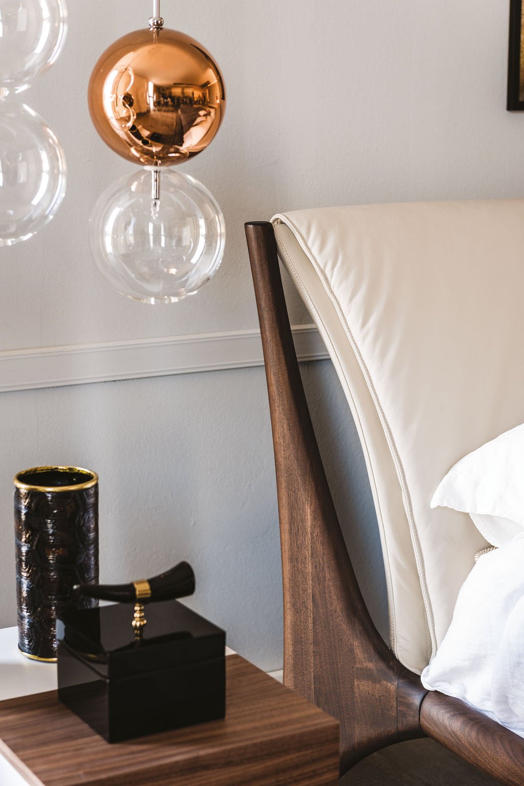 Nelson Bed - La struttura in legno massello dona un calore naturale, mentre la testiera dalle dimensioni generose offre comfort e stile