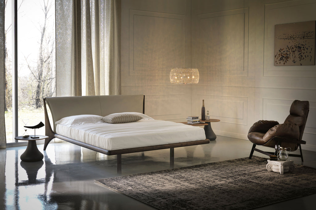 Nelson Bed - La struttura in legno massello dona un calore naturale, mentre la testiera dalle dimensioni generose offre comfort e stile