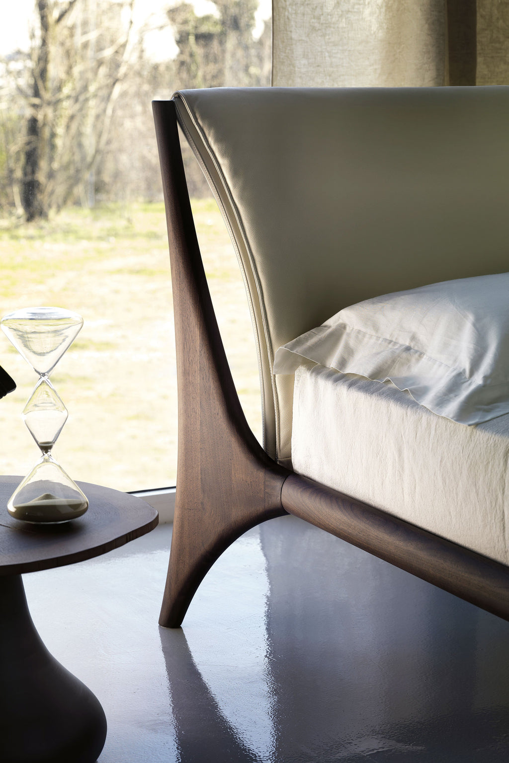 Nelson Bed - La struttura in legno massello dona un calore naturale, mentre la testiera dalle dimensioni generose offre comfort e stile
