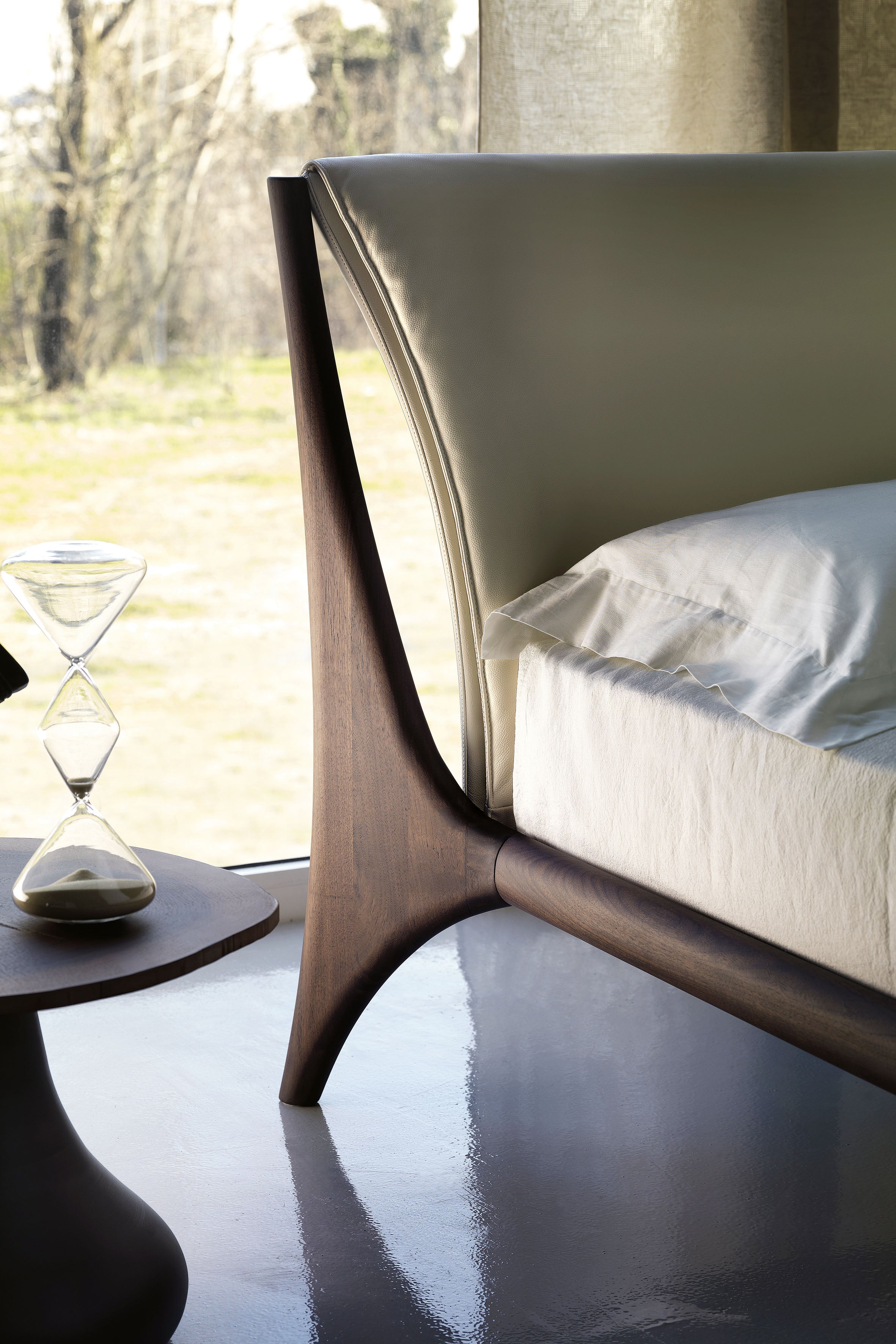 Nelson Bed - La struttura in legno massello dona un calore naturale, mentre la testiera dalle dimensioni generose offre comfort e stile