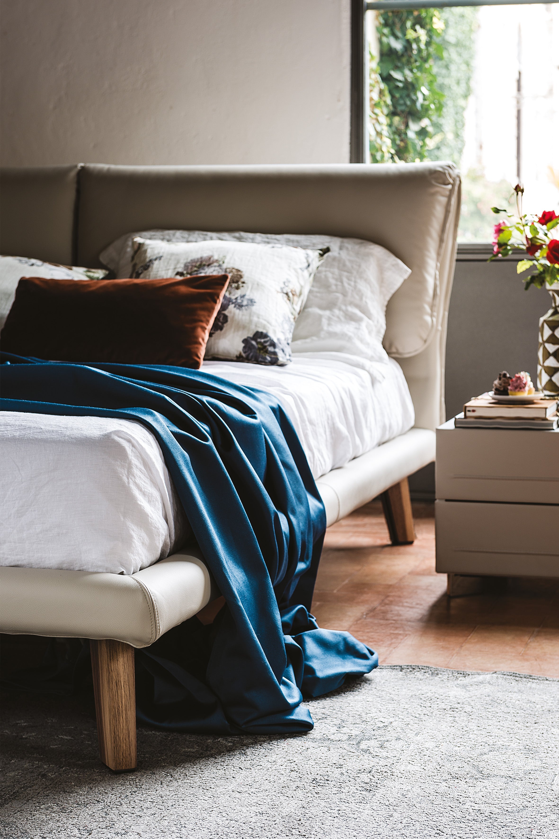 Letto in pelle Adam - La sua silhouette invitante promuove il relax pur mantenendo una presenza raffinata che valorizza l'arredamento circostante senza