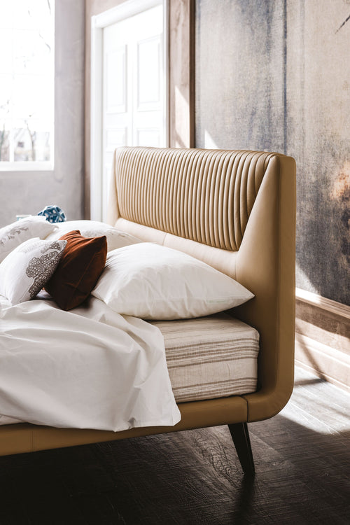 Letto in pelle Amadeus - Il motivo trapuntato intricato della testiera crea un sorprendente design a righe, trasformando il letto in un vero punto focale all'interno