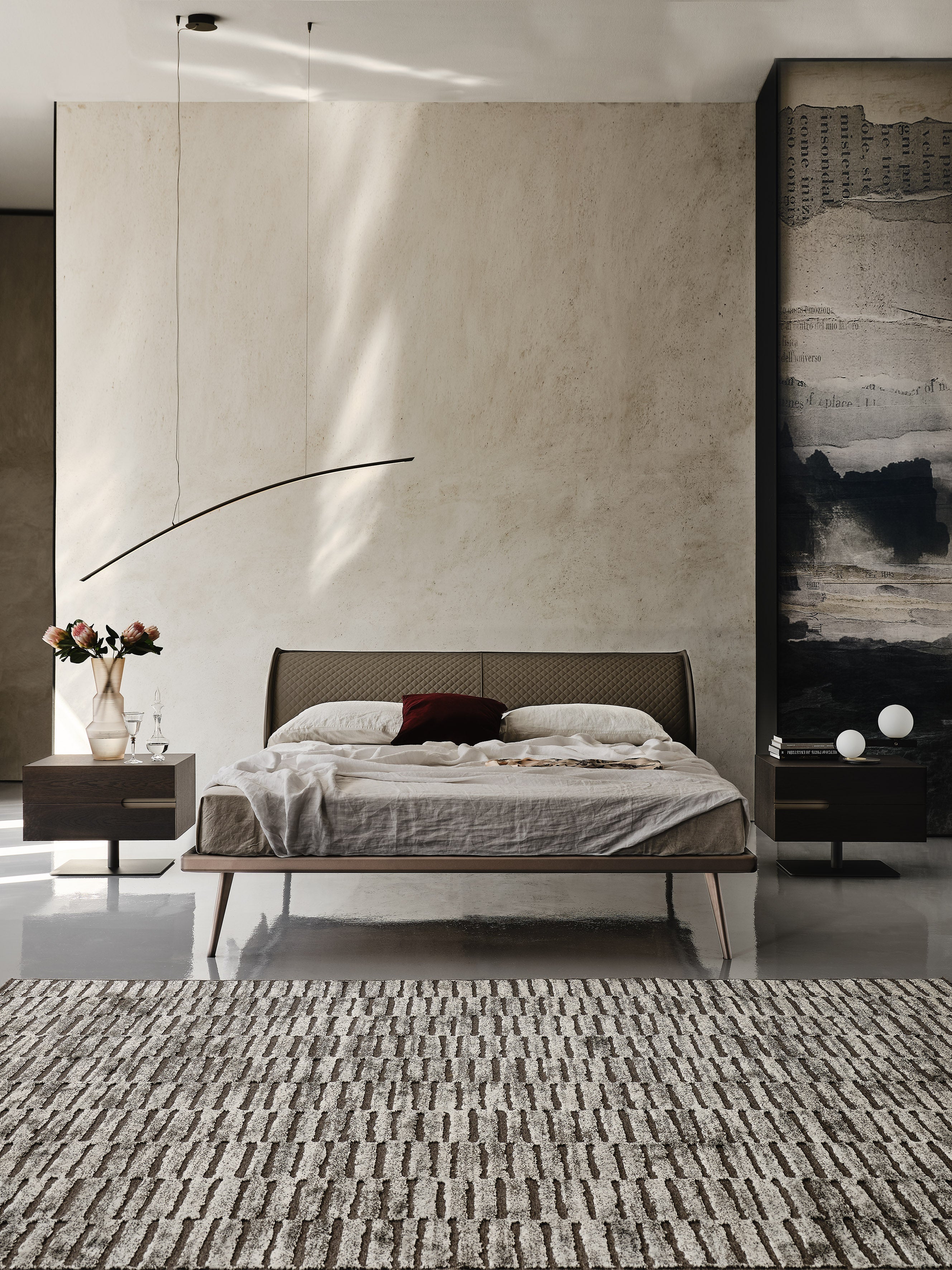 Letto Ayrton - La sua testiera dalle curve eleganti offre un eccellente supporto per sedersi, leggere o rilassarsi, mentre l'elegante trapuntatura forma un