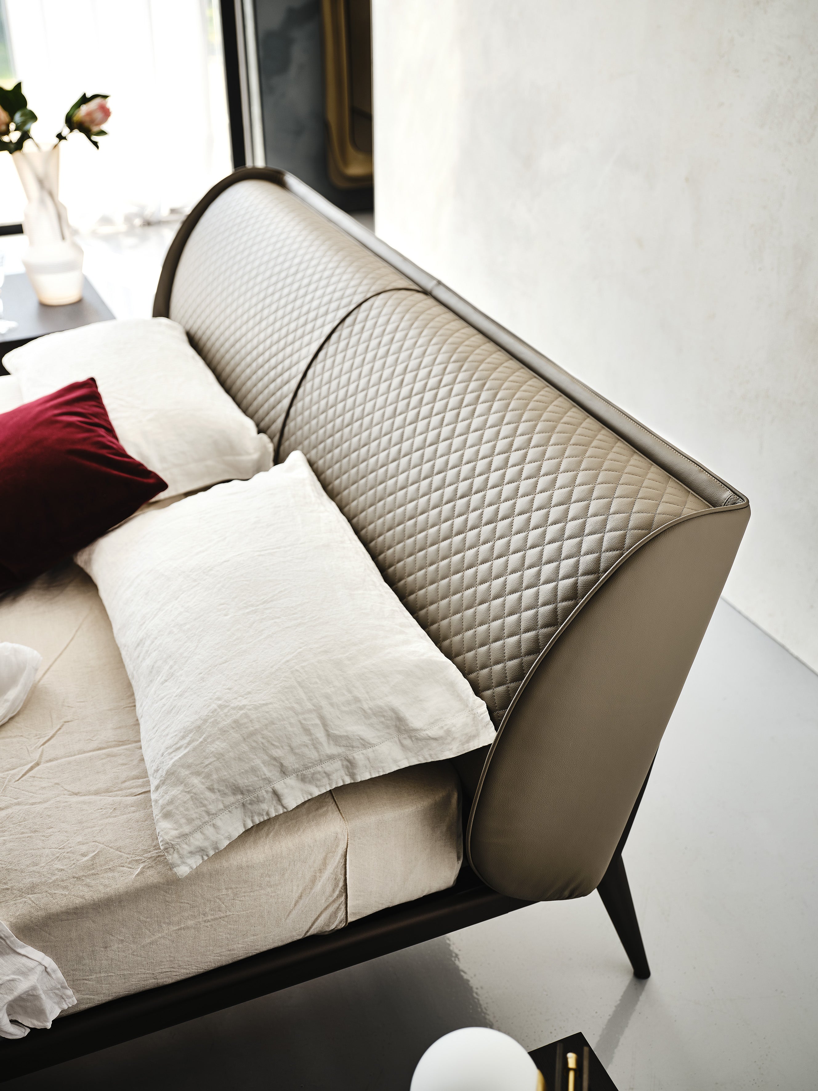 Letto Ayrton - La sua testiera dalle curve eleganti offre un eccellente supporto per sedersi, leggere o rilassarsi, mentre l'elegante trapuntatura forma un