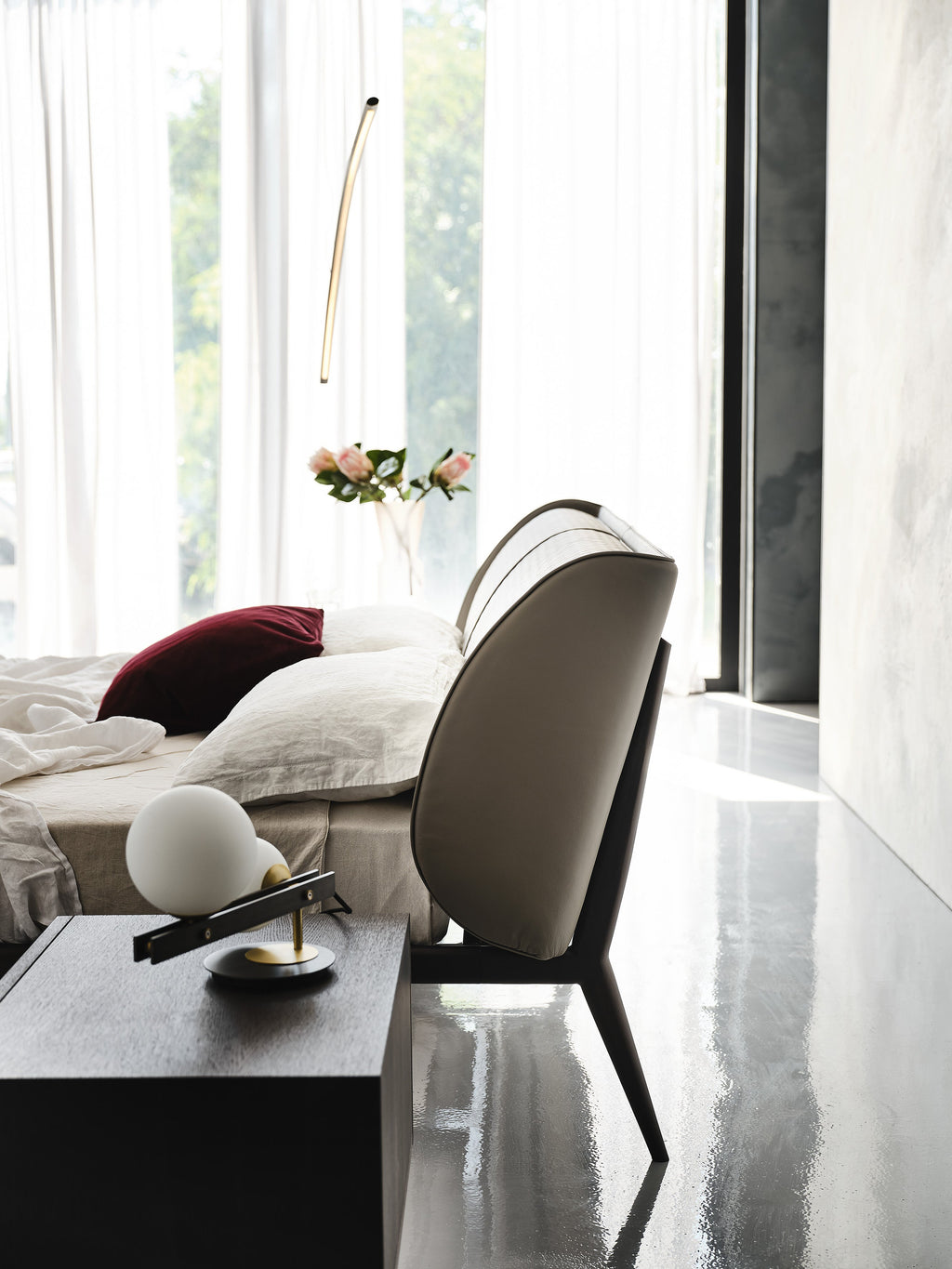 Letto Ayrton - La sua testiera dalle curve eleganti offre un eccellente supporto per sedersi, leggere o rilassarsi, mentre l'elegante trapuntatura forma un