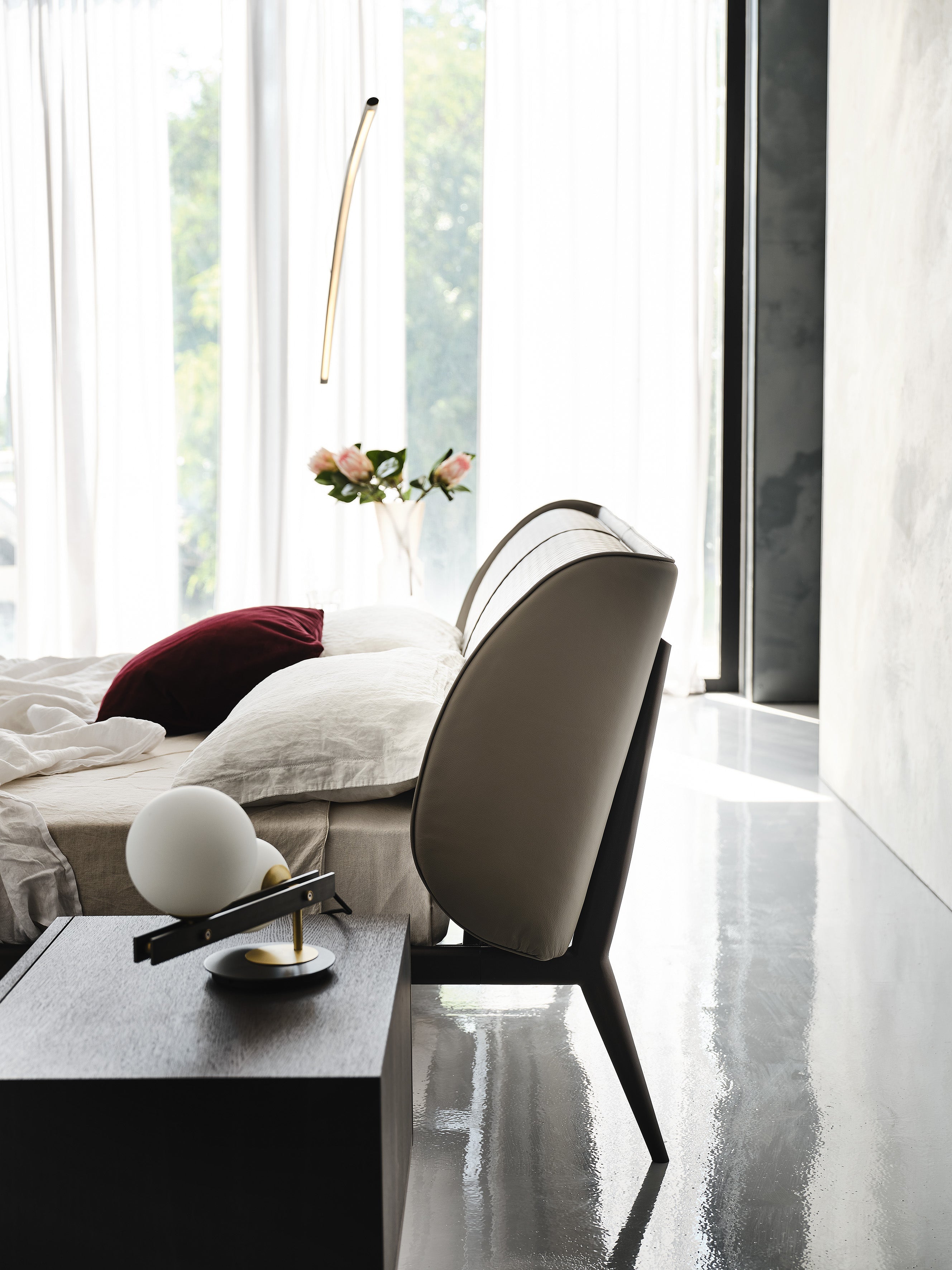 Letto Ayrton - La sua testiera dalle curve eleganti offre un eccellente supporto per sedersi, leggere o rilassarsi, mentre l'elegante trapuntatura forma un