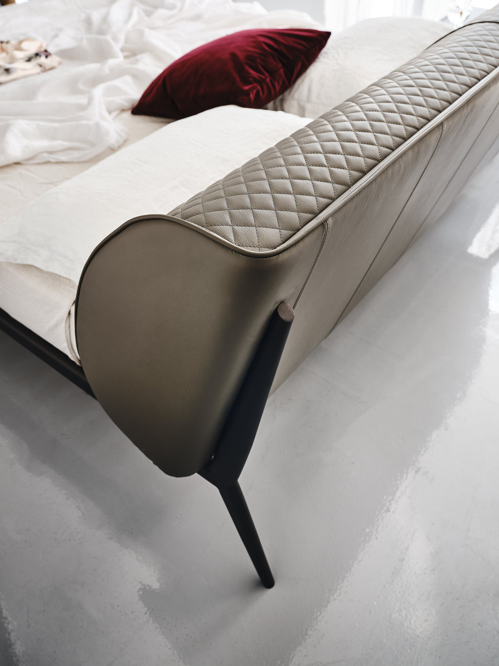 Letto Ayrton - La sua testiera dalle curve eleganti offre un eccellente supporto per sedersi, leggere o rilassarsi, mentre l'elegante trapuntatura forma un