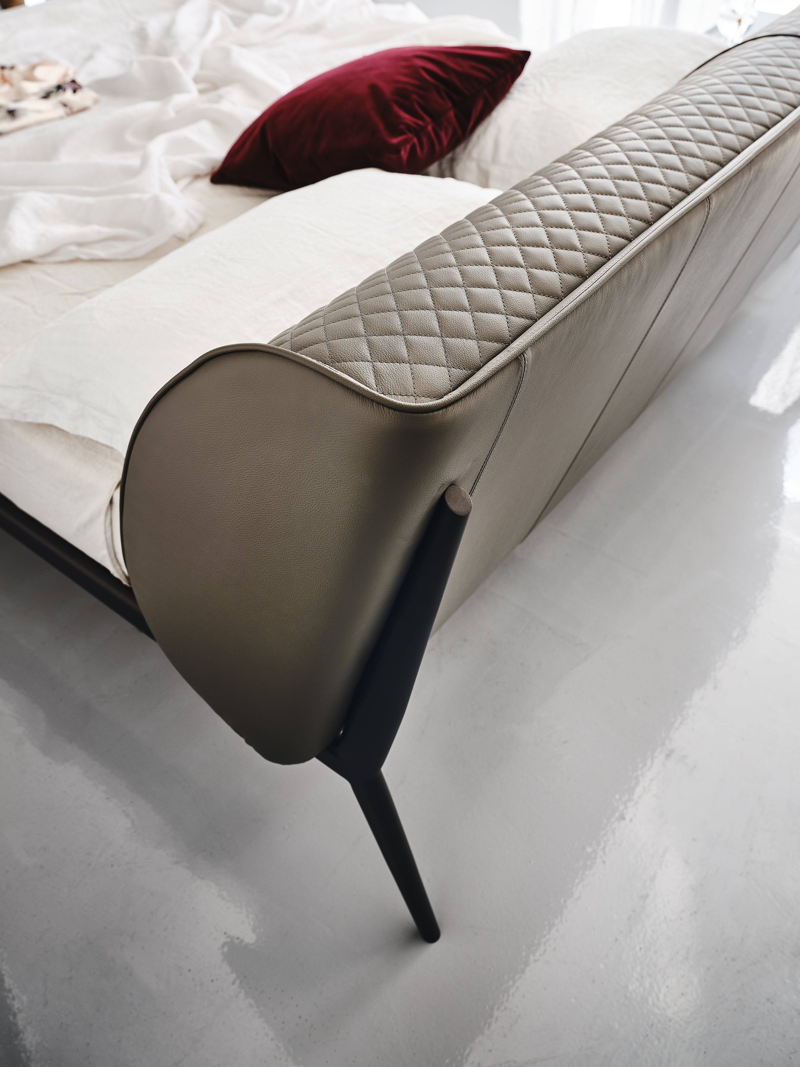 Letto Ayrton - La sua testiera dalle curve eleganti offre un eccellente supporto per sedersi, leggere o rilassarsi, mentre l'elegante trapuntatura forma un