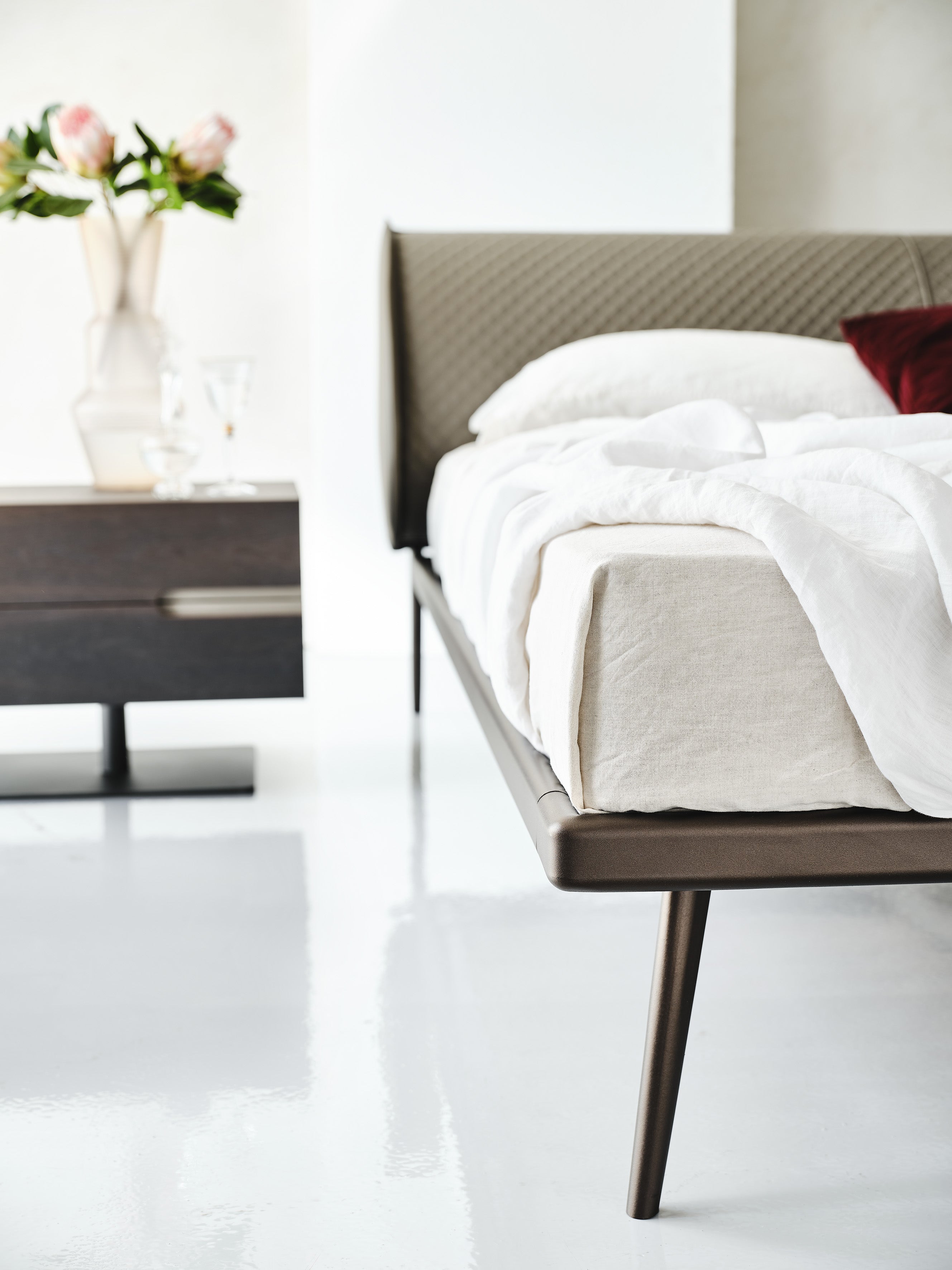 Letto Ayrton - La sua testiera dalle curve eleganti offre un eccellente supporto per sedersi, leggere o rilassarsi, mentre l'elegante trapuntatura forma un