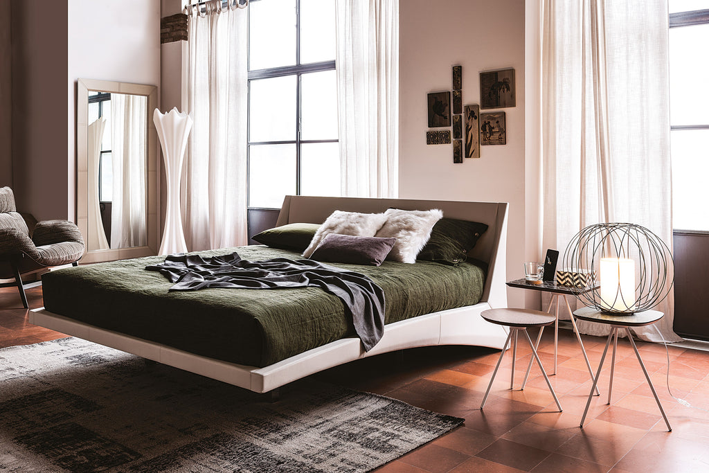 Letto in pelle Dylan - La sua struttura rigorosamente geometrica e il sistema di supporto nascosto creano l'illusione di un letto fluttuante, rendendo Dylan un'audace