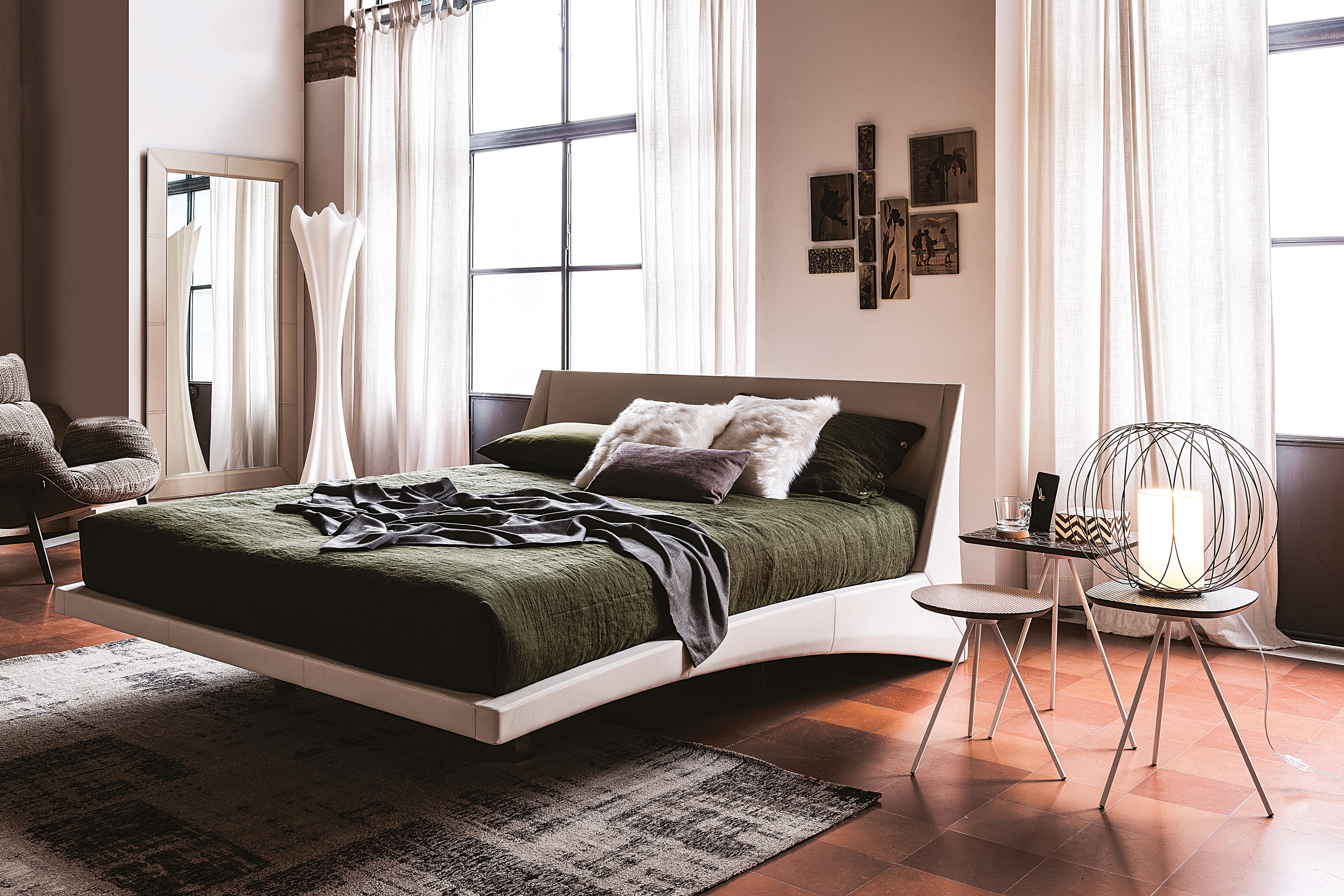 Letto in pelle Dylan - La sua struttura rigorosamente geometrica e il sistema di supporto nascosto creano l'illusione di un letto fluttuante, rendendo Dylan un'audace