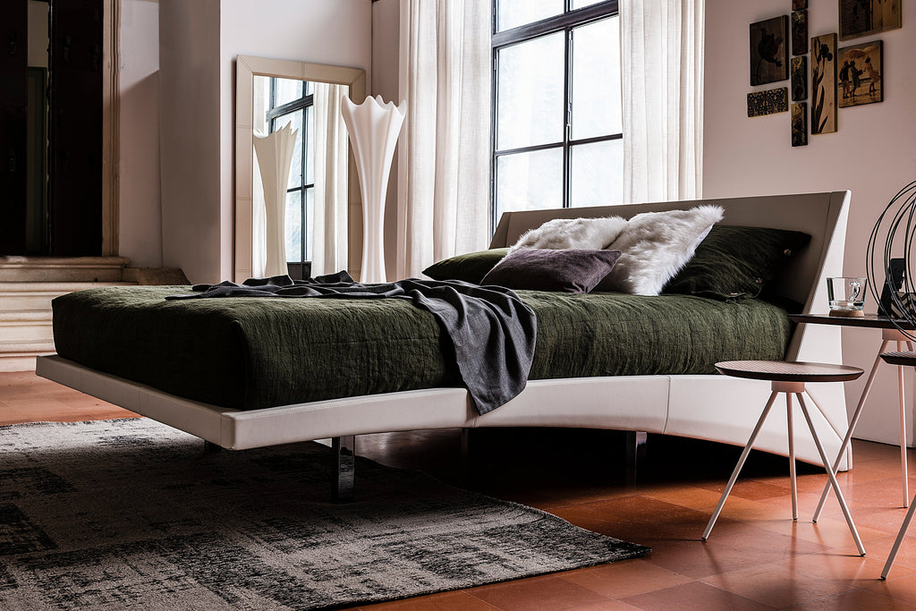 Letto in pelle Dylan - La sua struttura rigorosamente geometrica e il sistema di supporto nascosto creano l'illusione di un letto fluttuante, rendendo Dylan un'audace