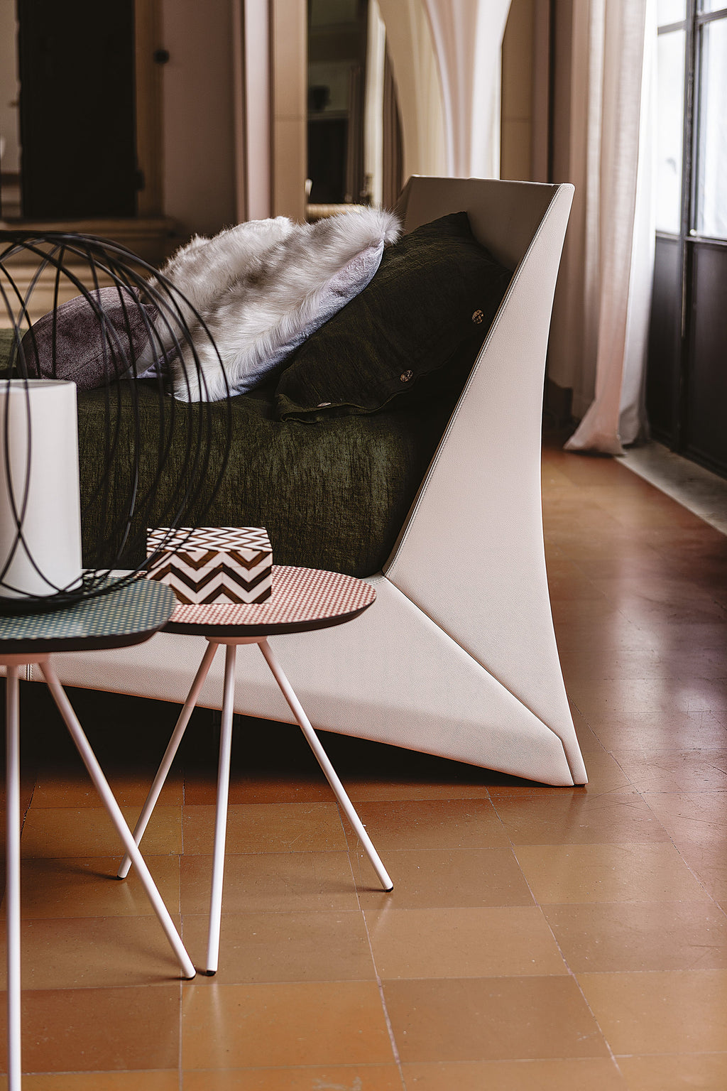 Letto in pelle Dylan - La sua struttura rigorosamente geometrica e il sistema di supporto nascosto creano l'illusione di un letto fluttuante, rendendo Dylan un'audace