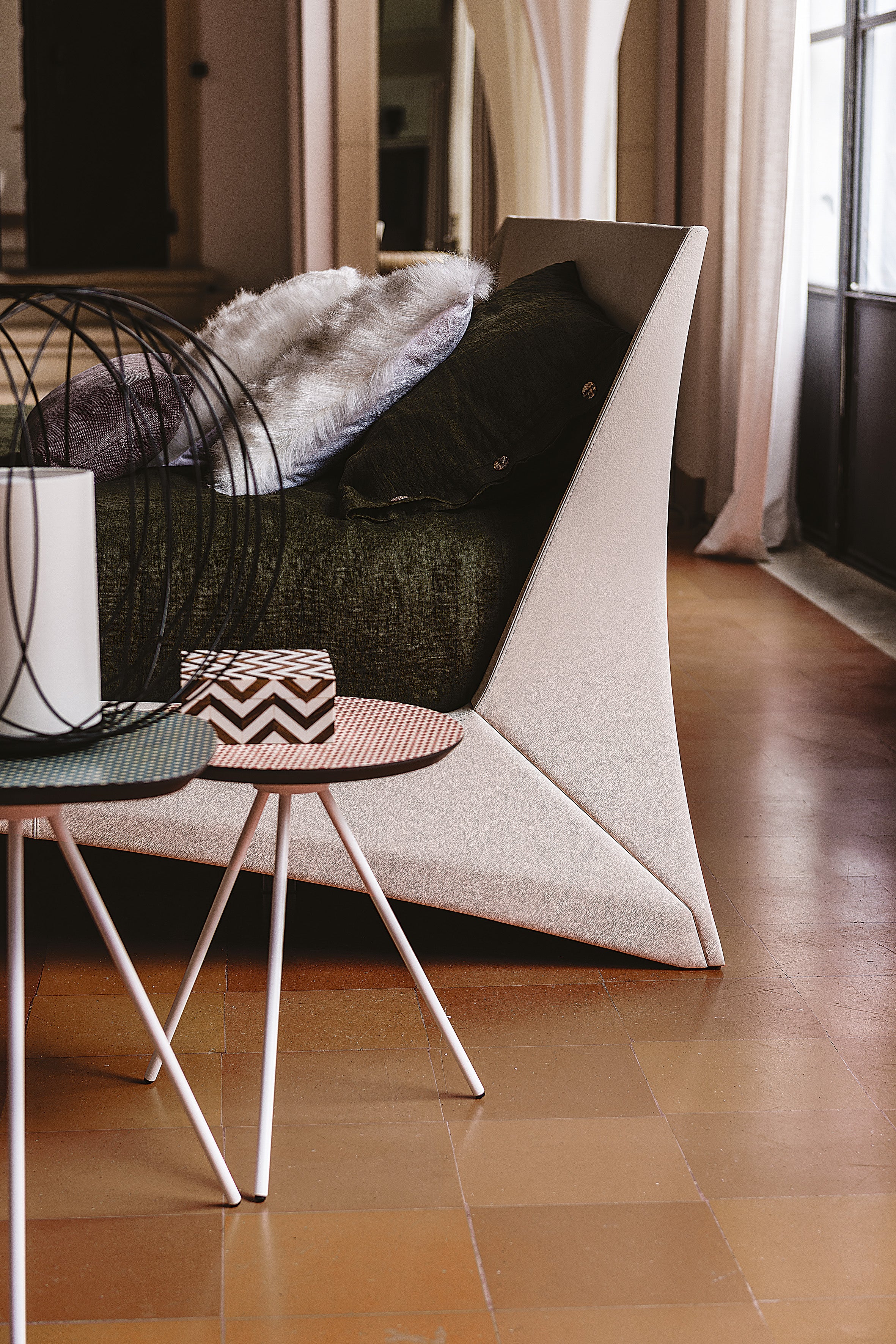 Letto in pelle Dylan - La sua struttura rigorosamente geometrica e il sistema di supporto nascosto creano l'illusione di un letto fluttuante, rendendo Dylan un'audace