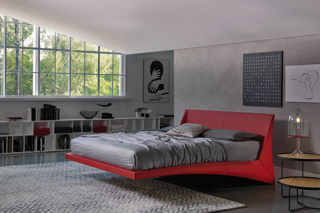 Letto in pelle Dylan - La sua struttura rigorosamente geometrica e il sistema di supporto nascosto creano l'illusione di un letto fluttuante, rendendo Dylan un'audace