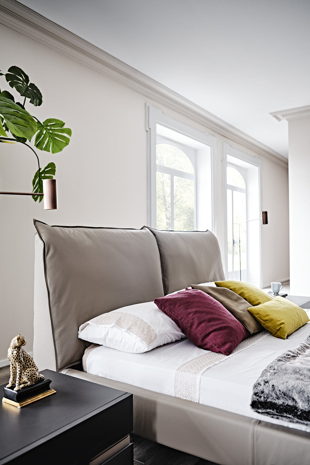 Lukas Platform Bed - La sua silhouette elegante e il rivestimento in pelle monocromatico creano una presenza moderna e invitante, mentre gli elementi sapientemente nascosti