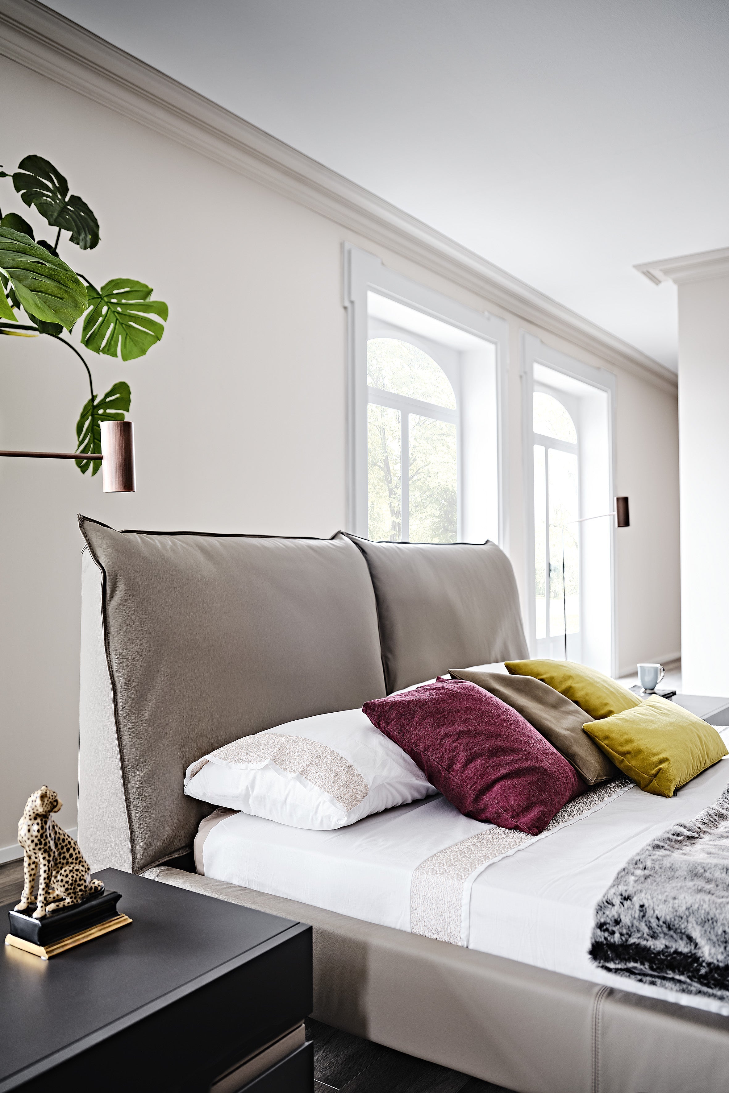 Lukas Platform Bed - La sua silhouette elegante e il rivestimento in pelle monocromatico creano una presenza moderna e invitante, mentre gli elementi sapientemente nascosti