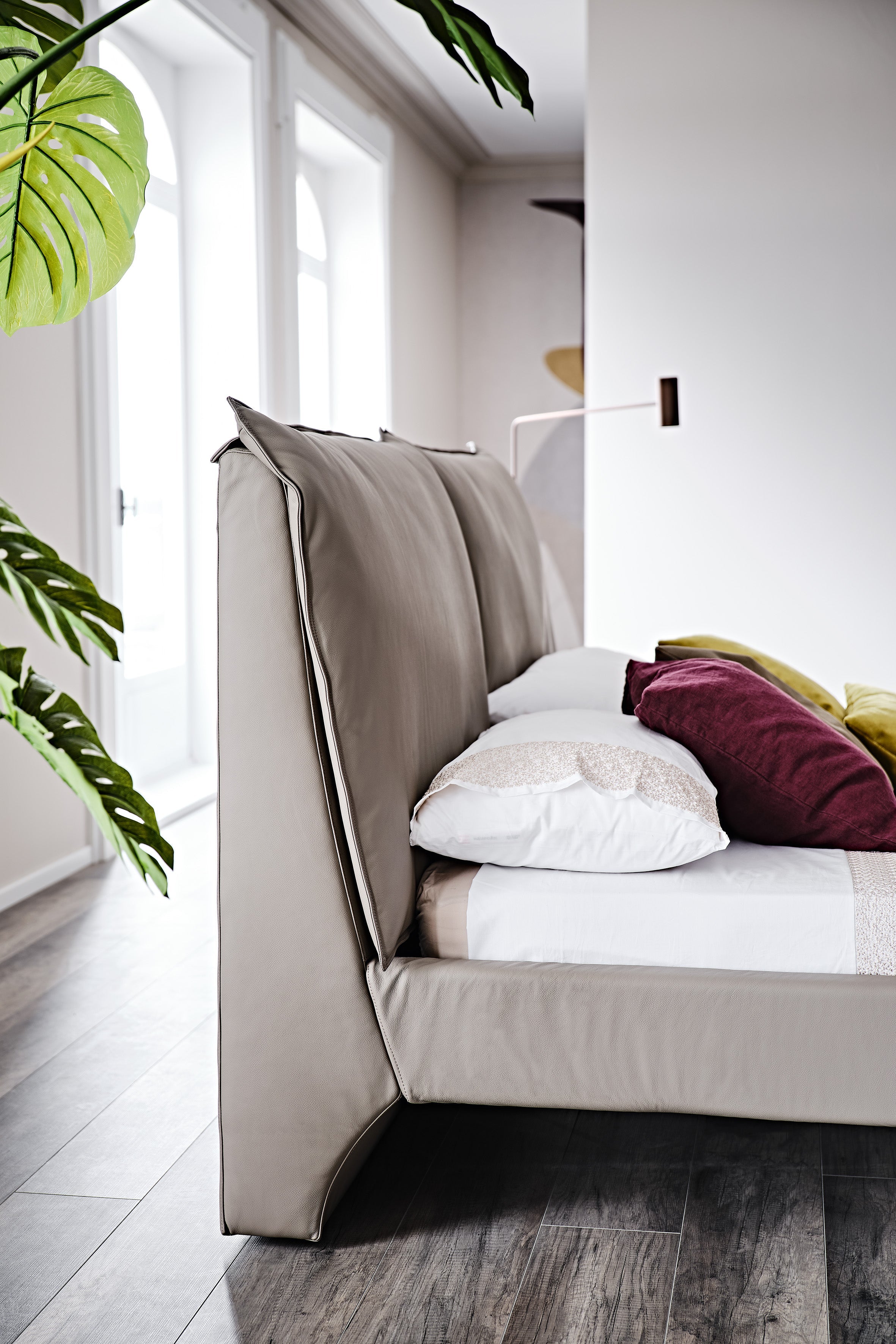 Lukas Platform Bed - La sua silhouette elegante e il rivestimento in pelle monocromatico creano una presenza moderna e invitante, mentre gli elementi sapientemente nascosti