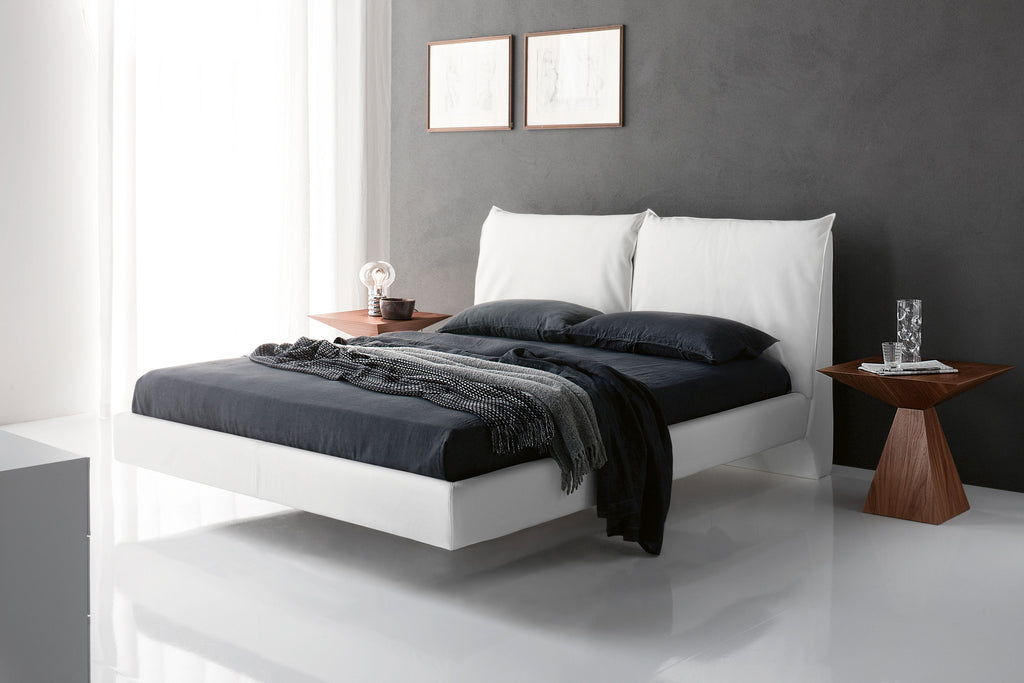 Lukas Platform Bed - La sua silhouette elegante e il rivestimento in pelle monocromatico creano una presenza moderna e invitante, mentre gli elementi sapientemente nascosti