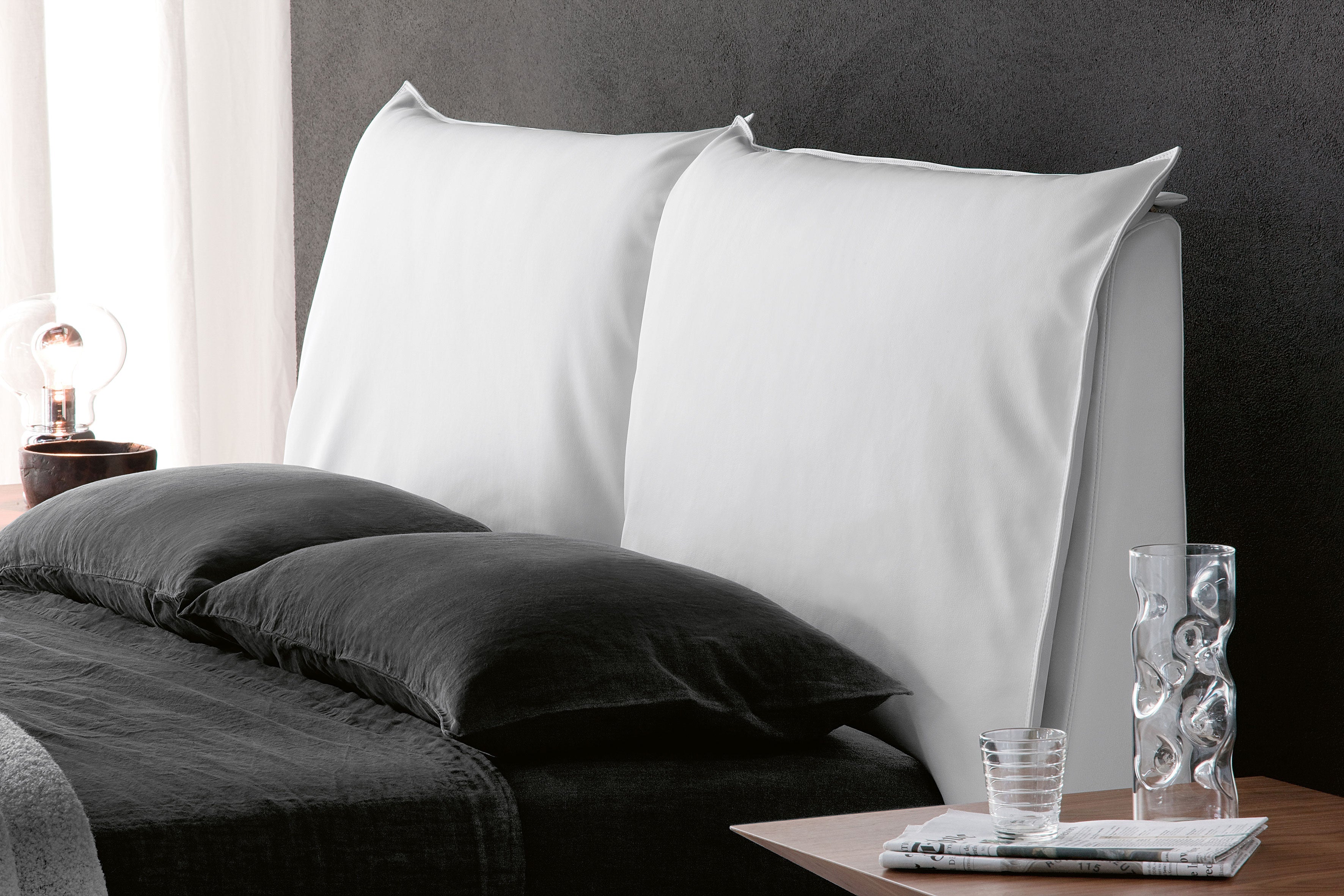 Lukas Platform Bed - La sua silhouette elegante e il rivestimento in pelle monocromatico creano una presenza moderna e invitante, mentre gli elementi sapientemente nascosti