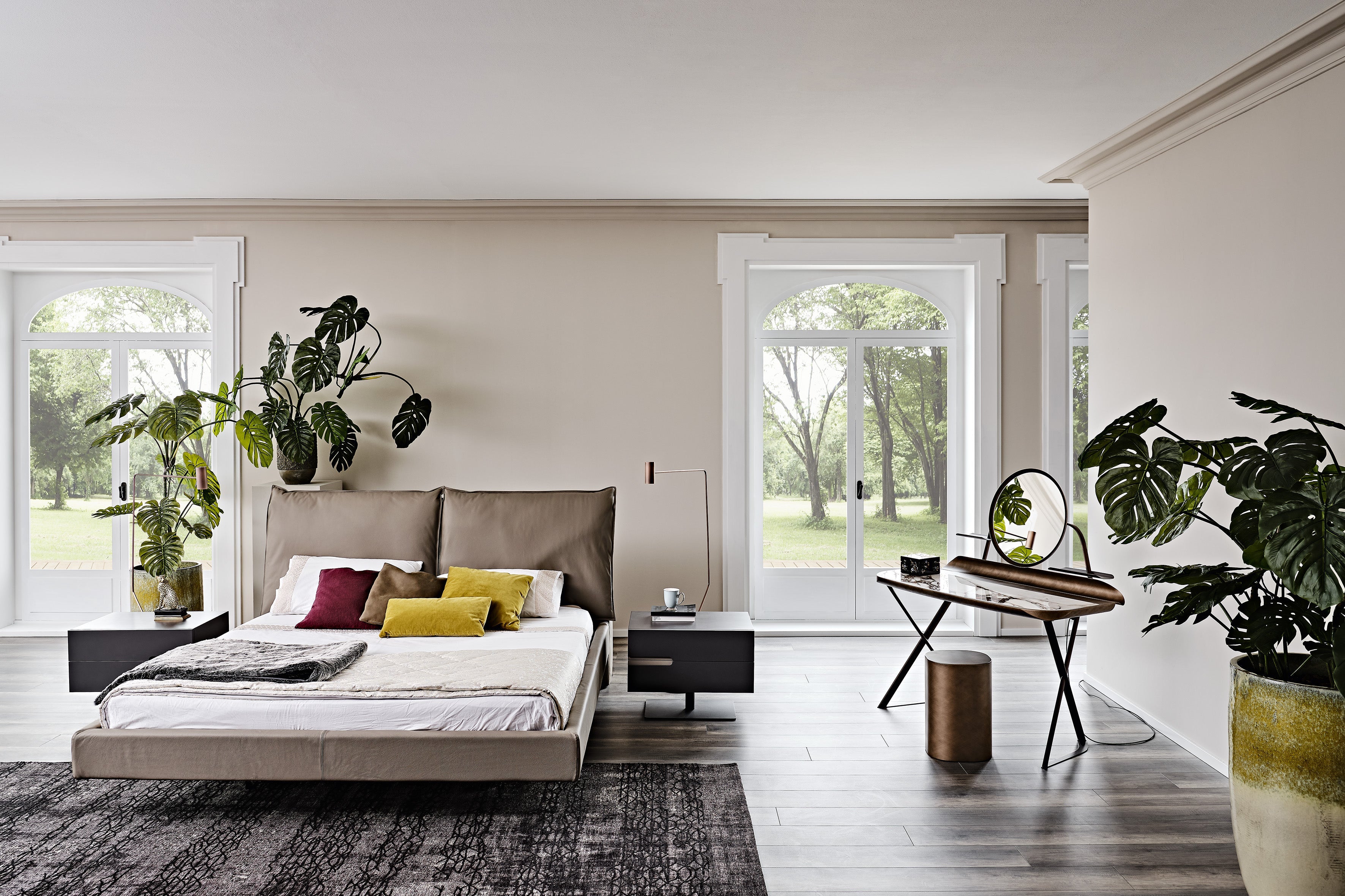 Lukas Platform Bed - La sua silhouette elegante e il rivestimento in pelle monocromatico creano una presenza moderna e invitante, mentre gli elementi sapientemente nascosti