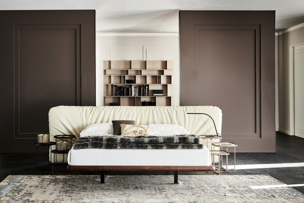 Marlon Bed - Il rivestimento morbido e le impunture elaborate creano profondità visiva e un comfort eccezionale, rendendo il letto ideale per il relax,
