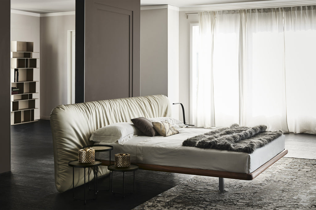 Marlon Bed - Il rivestimento morbido e le impunture elaborate creano profondità visiva e un comfort eccezionale, rendendo il letto ideale per il relax,