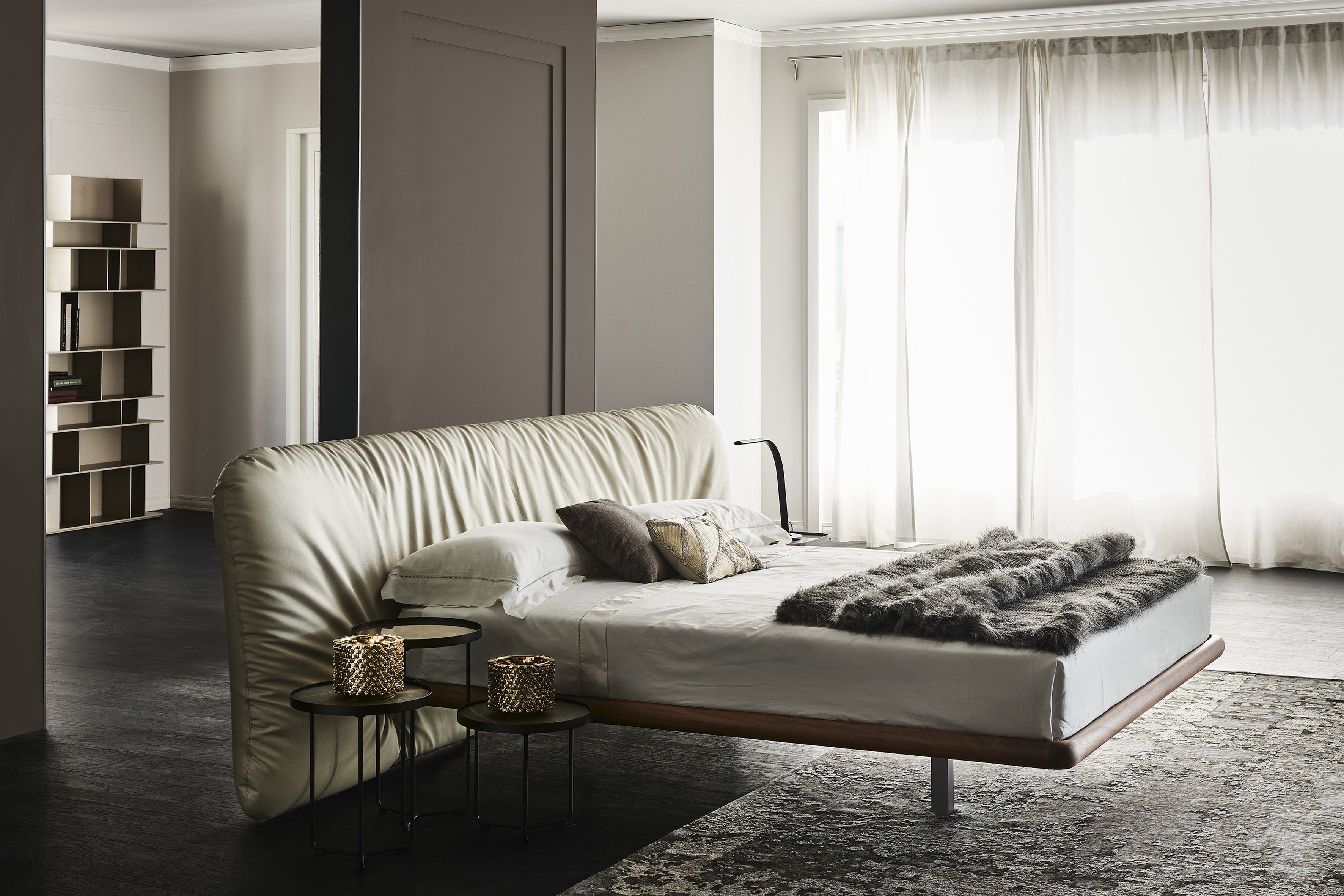 Marlon Bed - Il rivestimento morbido e le impunture elaborate creano profondità visiva e un comfort eccezionale, rendendo il letto ideale per il relax,