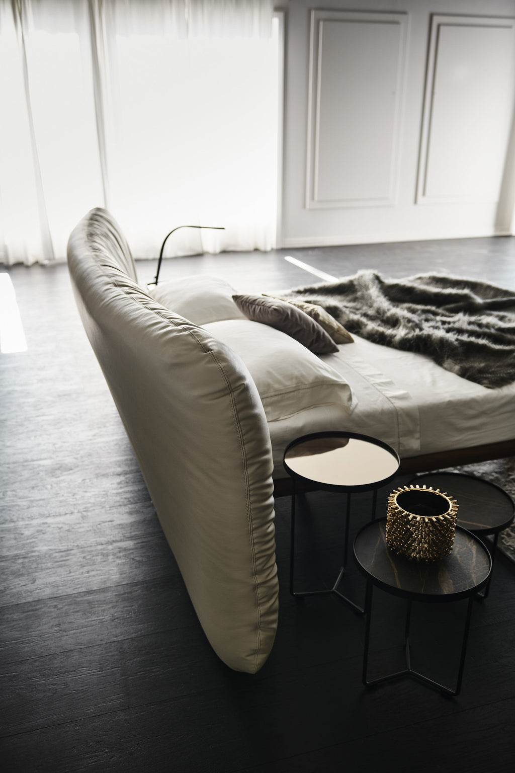 Marlon Bed - Il rivestimento morbido e le impunture elaborate creano profondità visiva e un comfort eccezionale, rendendo il letto ideale per il relax,