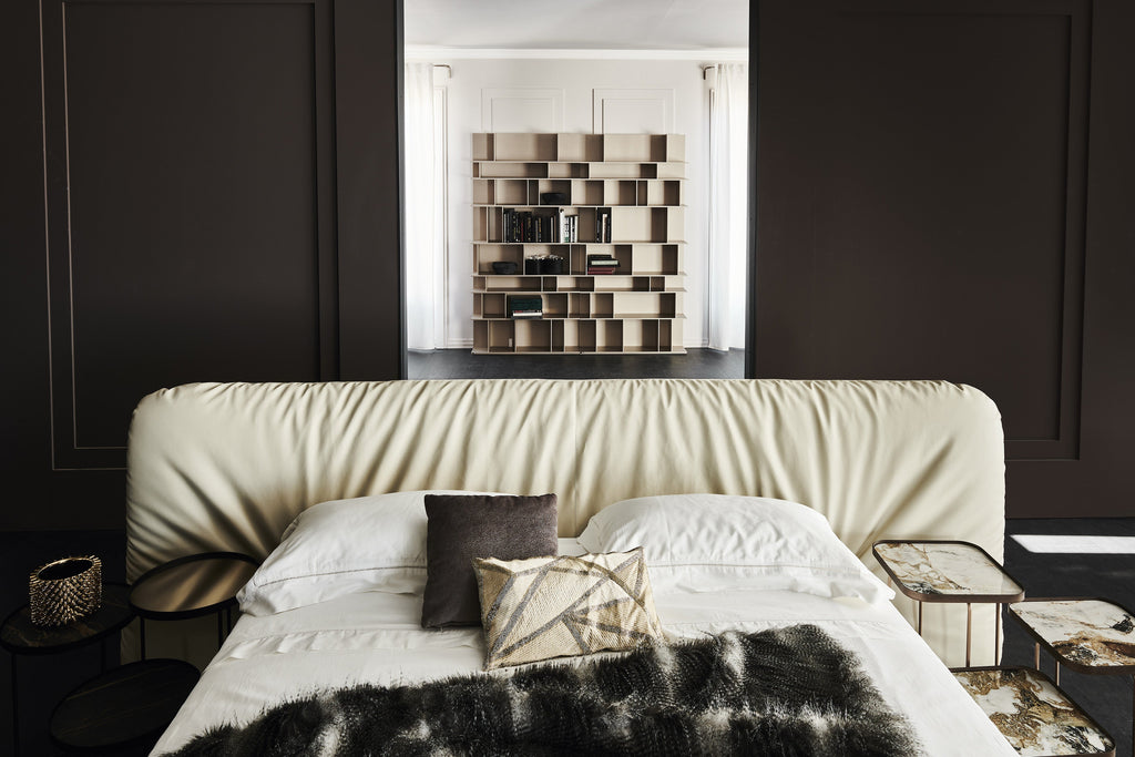 Marlon Bed - Il rivestimento morbido e le impunture elaborate creano profondità visiva e un comfort eccezionale, rendendo il letto ideale per il relax,