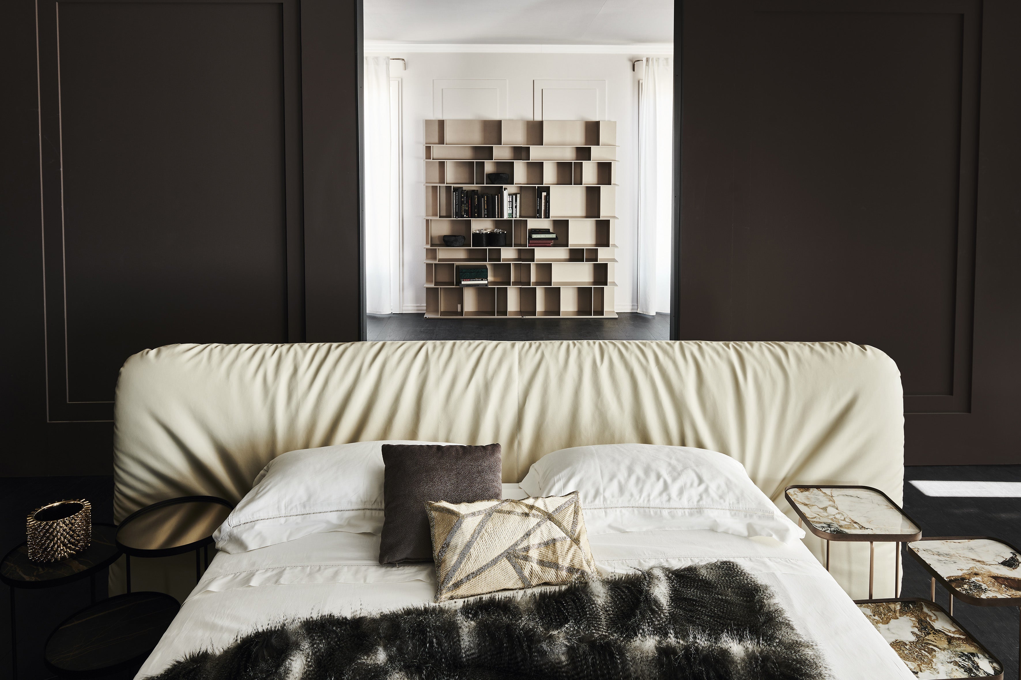 Marlon Bed - Il rivestimento morbido e le impunture elaborate creano profondità visiva e un comfort eccezionale, rendendo il letto ideale per il relax,
