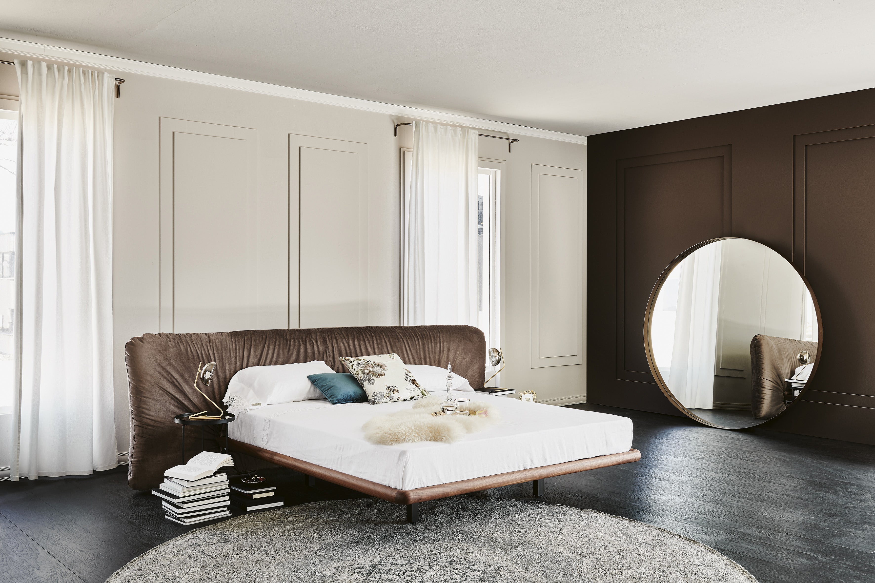 Marlon Bed - Il rivestimento morbido e le impunture elaborate creano profondità visiva e un comfort eccezionale, rendendo il letto ideale per il relax,