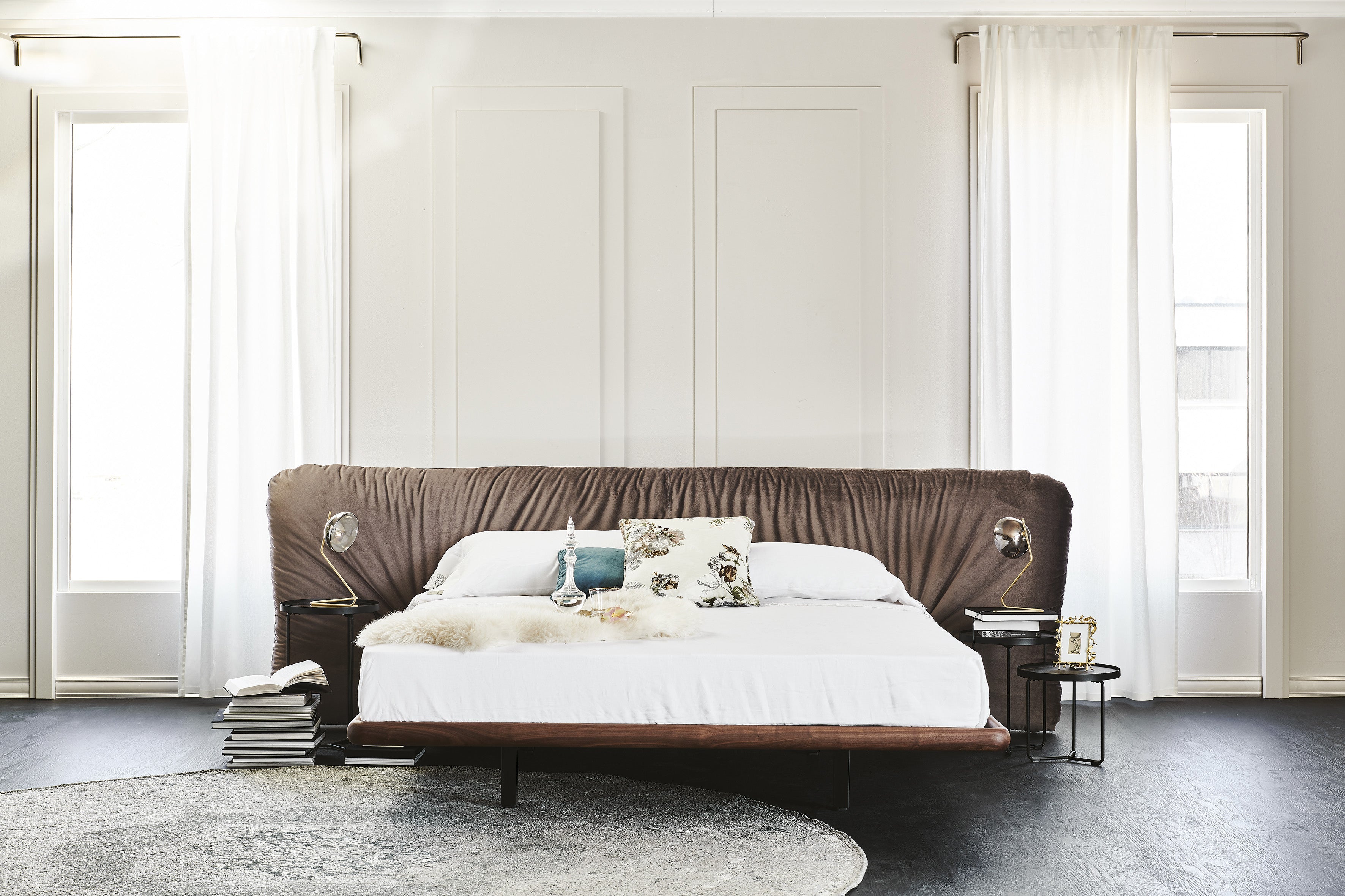 Marlon Bed - Il rivestimento morbido e le impunture elaborate creano profondità visiva e un comfort eccezionale, rendendo il letto ideale per il relax,