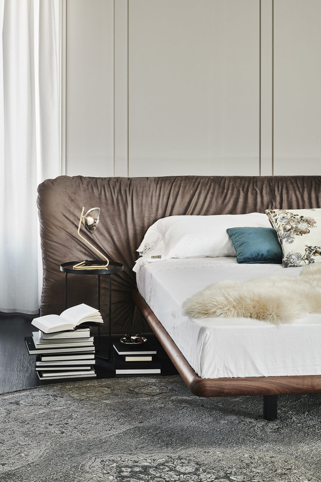 Marlon Bed - Il rivestimento morbido e le impunture elaborate creano profondità visiva e un comfort eccezionale, rendendo il letto ideale per il relax,