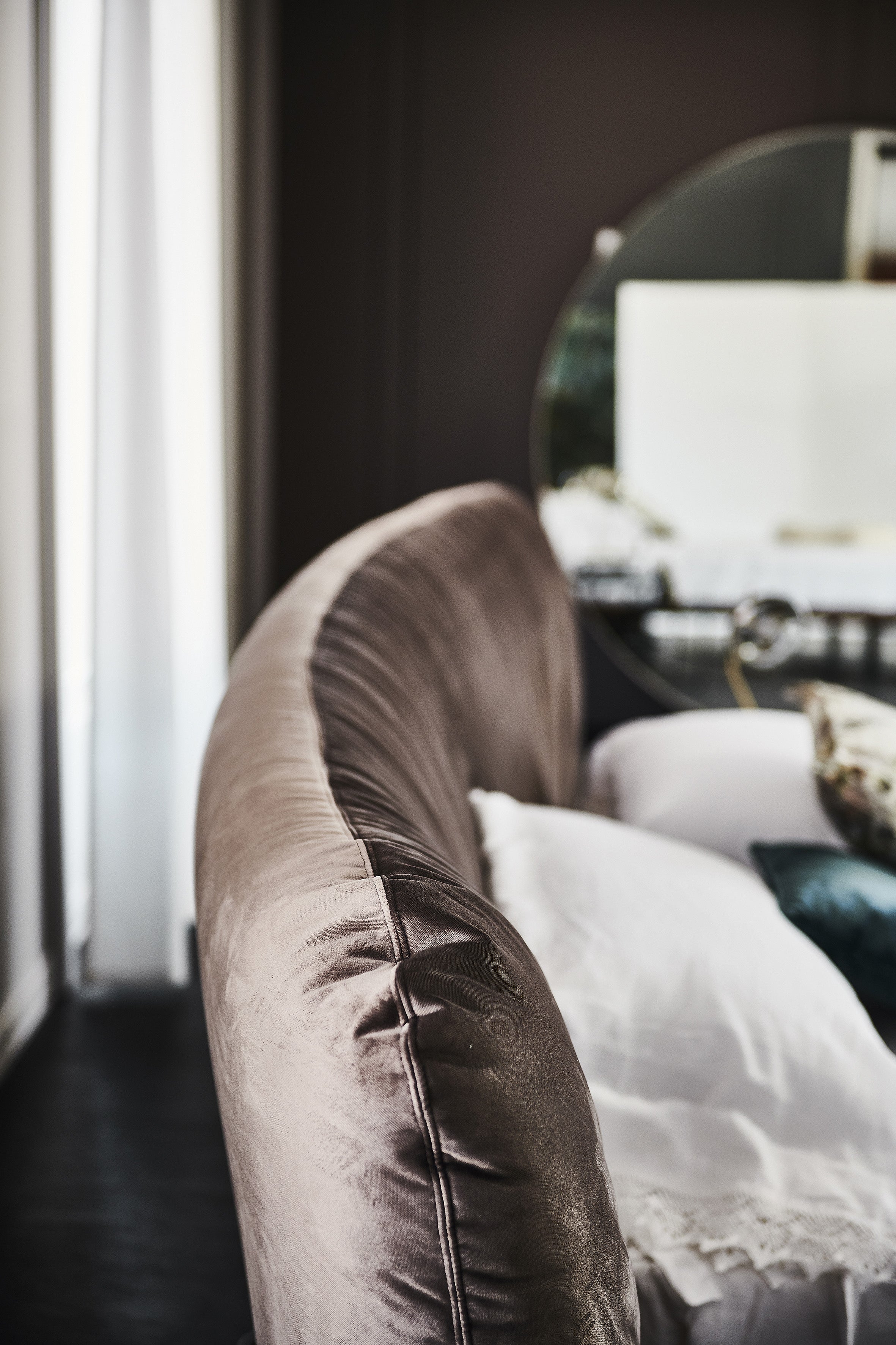 Marlon Bed - Il rivestimento morbido e le impunture elaborate creano profondità visiva e un comfort eccezionale, rendendo il letto ideale per il relax,