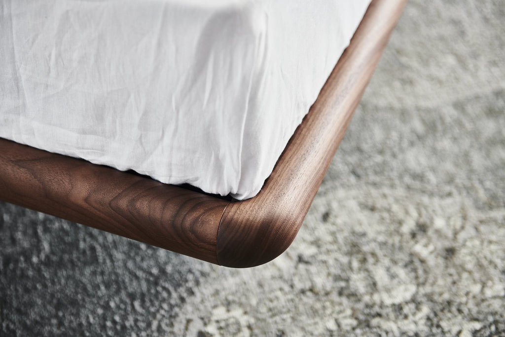 Marlon Bed - Il rivestimento morbido e le impunture elaborate creano profondità visiva e un comfort eccezionale, rendendo il letto ideale per il relax,