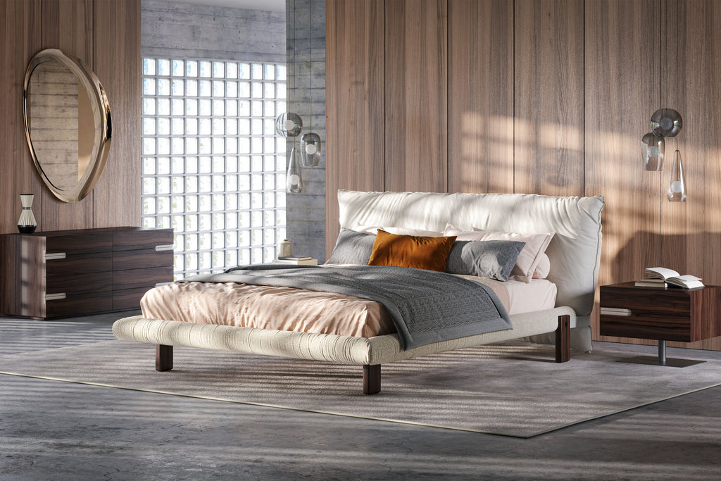 Letto bicolore Pascal - Il rivestimento a strati combina texture e colori per creare profondità visiva, mentre le eleganti cinture in morbida pelle lungo la struttura