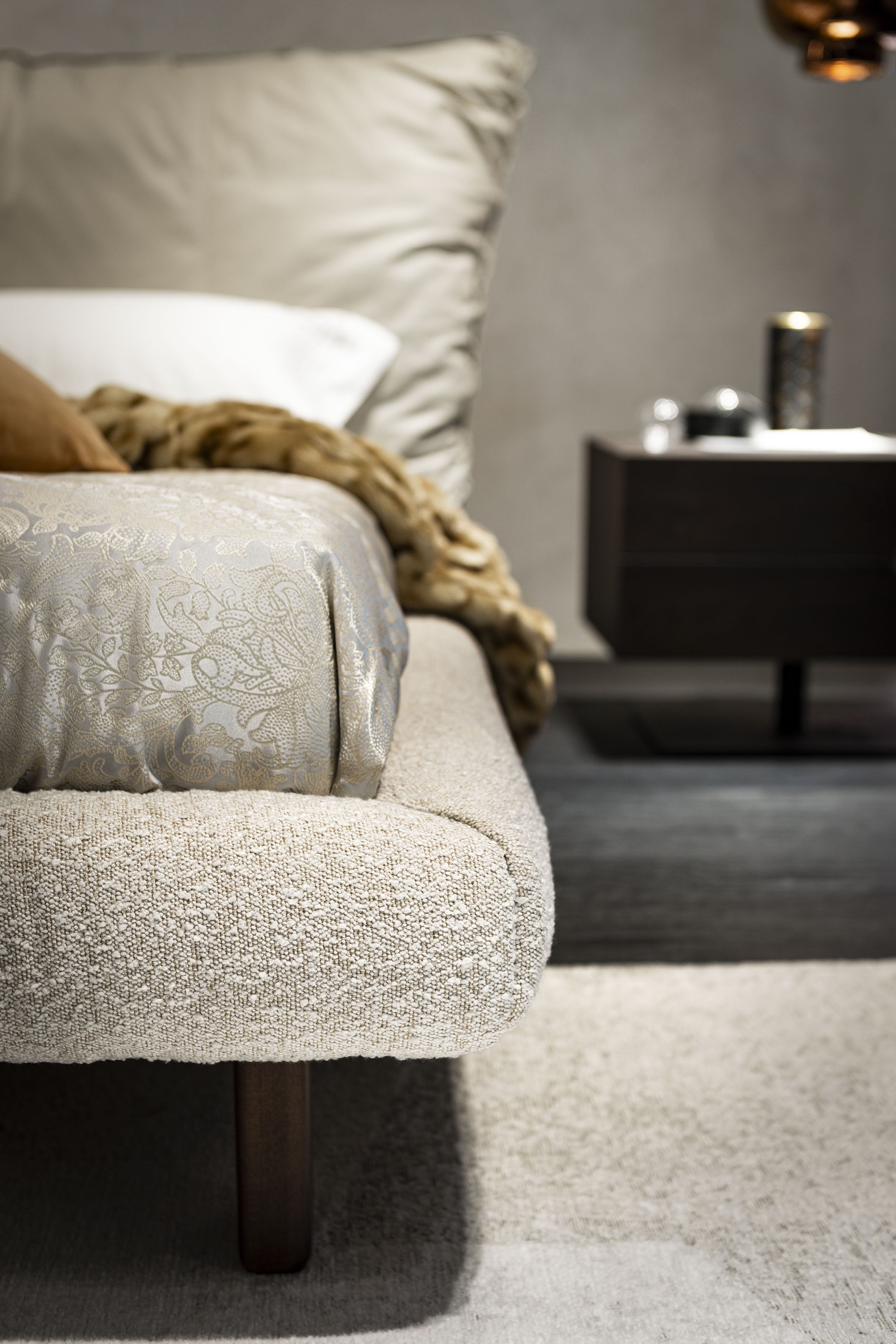 Letto bicolore Pascal - Il rivestimento a strati combina texture e colori per creare profondità visiva, mentre le eleganti cinture in morbida pelle lungo la struttura