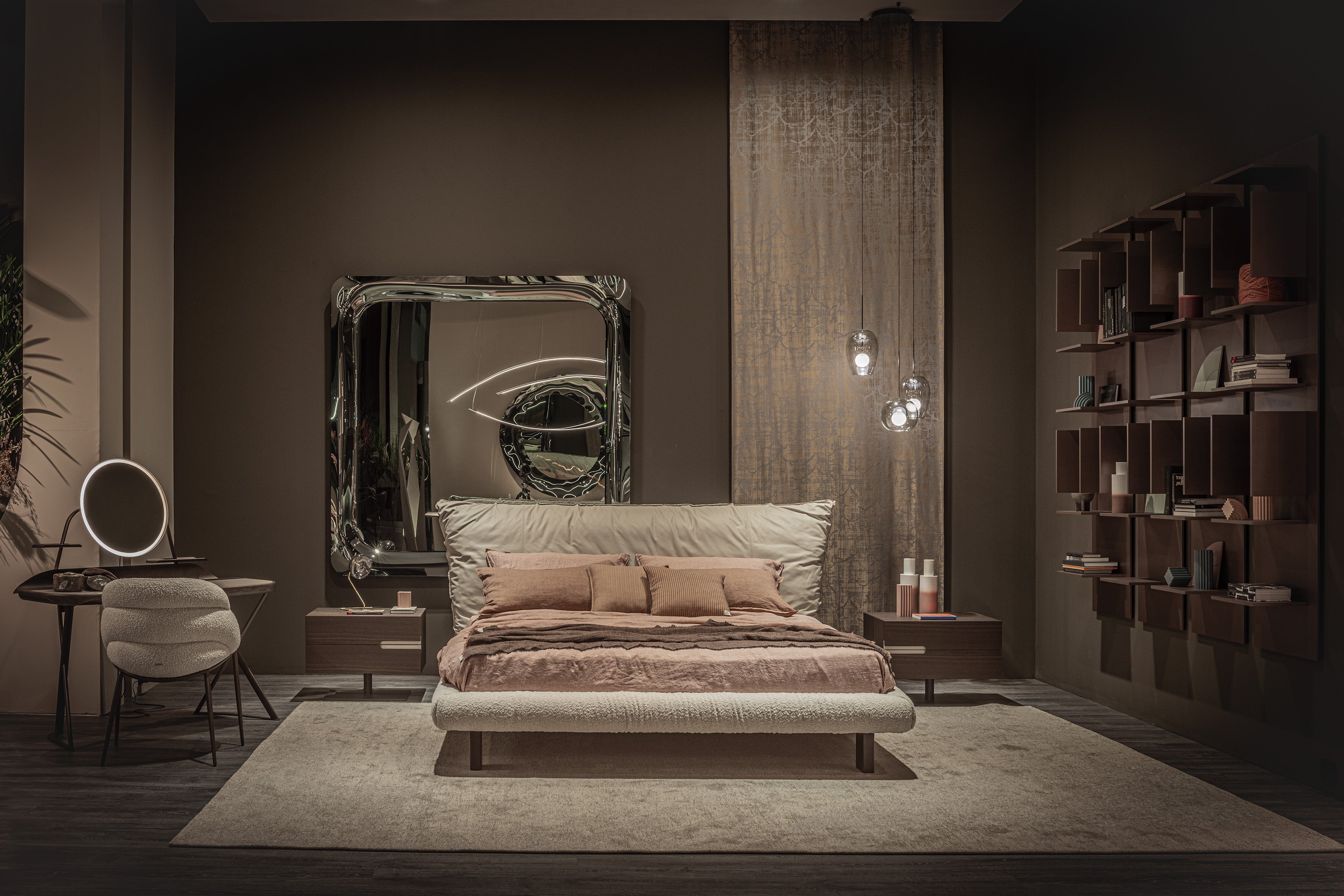 Letto bicolore Pascal - Il rivestimento a strati combina texture e colori per creare profondità visiva, mentre le eleganti cinture in morbida pelle lungo la struttura