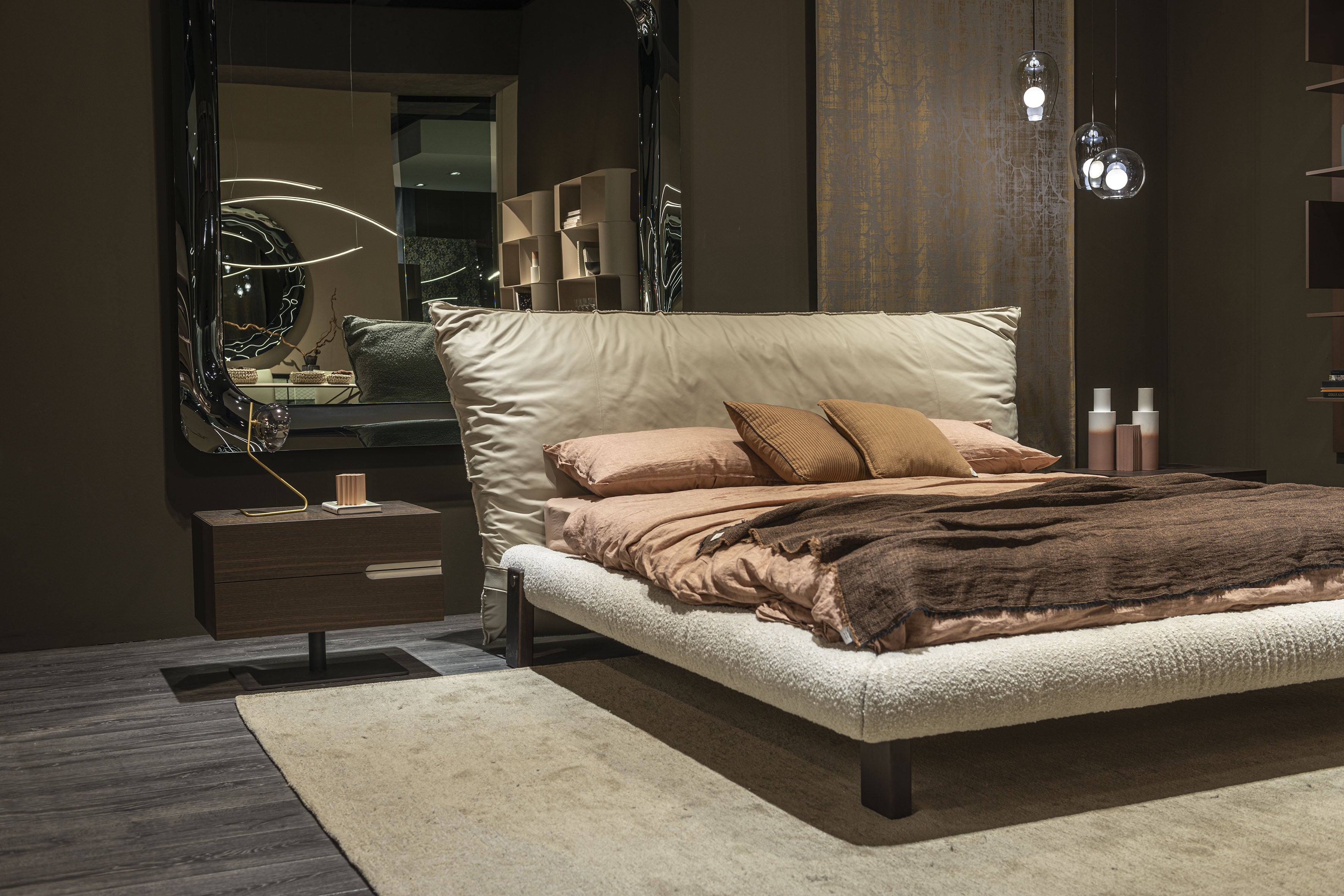 Letto bicolore Pascal - Il rivestimento a strati combina texture e colori per creare profondità visiva, mentre le eleganti cinture in morbida pelle lungo la struttura