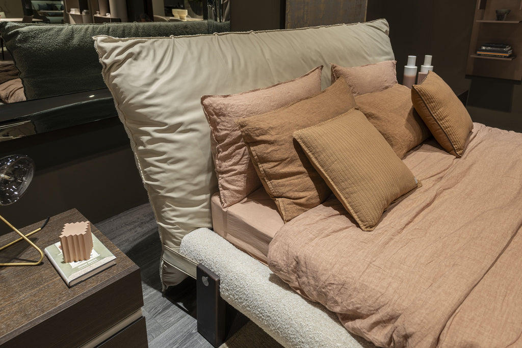 Letto bicolore Pascal - Il rivestimento a strati combina texture e colori per creare profondità visiva, mentre le eleganti cinture in morbida pelle lungo la struttura