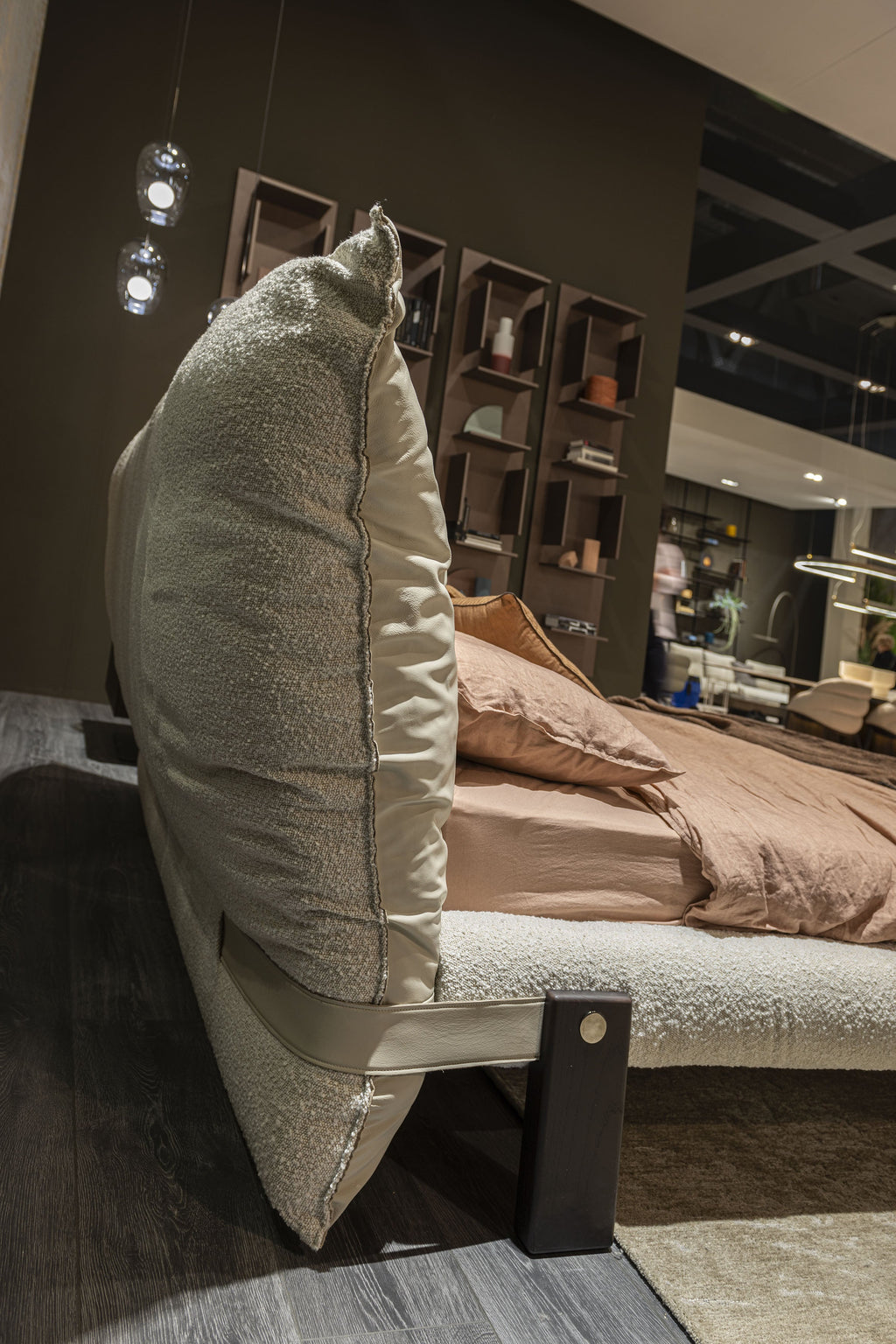Letto bicolore Pascal - Il rivestimento a strati combina texture e colori per creare profondità visiva, mentre le eleganti cinture in morbida pelle lungo la struttura